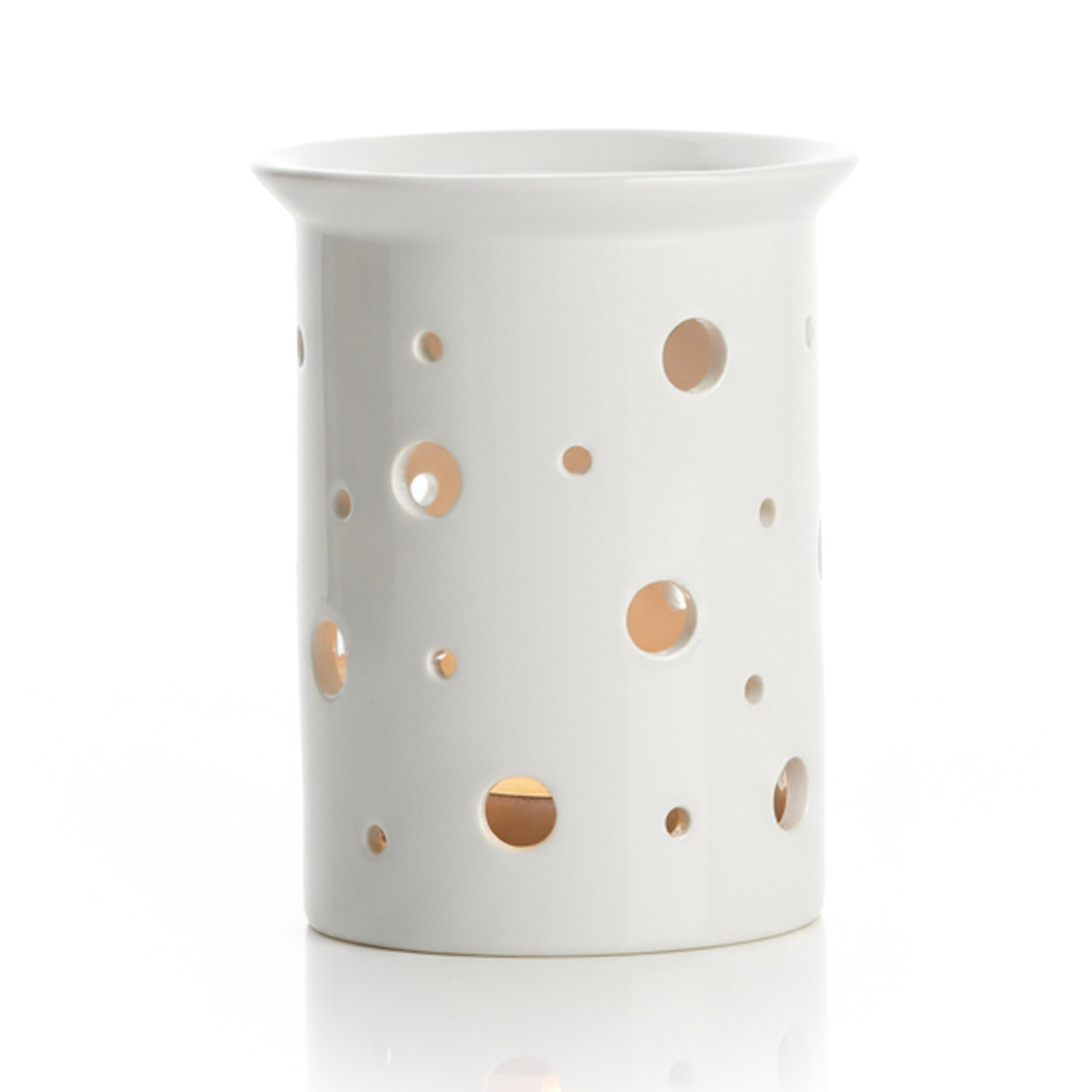 Weiße zylindrische Porzellan-Laterne mit Löchern, durch die Licht scheint