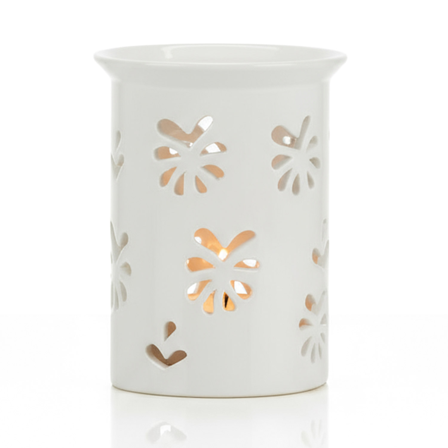 Weiße keramische Duftlampe mit Durchbruchmuster und brennendem Licht im Inneren