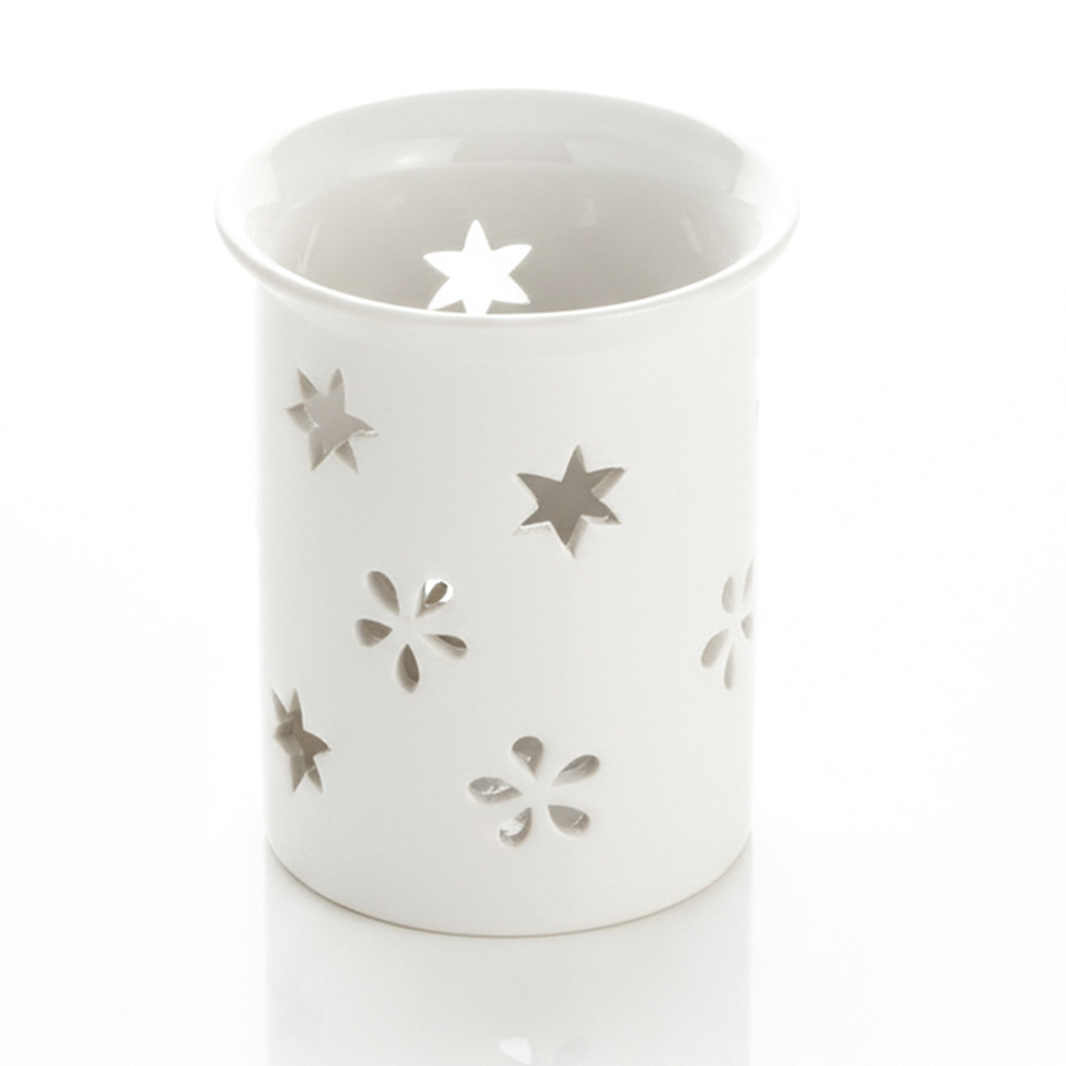 Weißer Kerzenhalter aus Keramik mit ausgeschnittenen Stern- und Blütenmustern