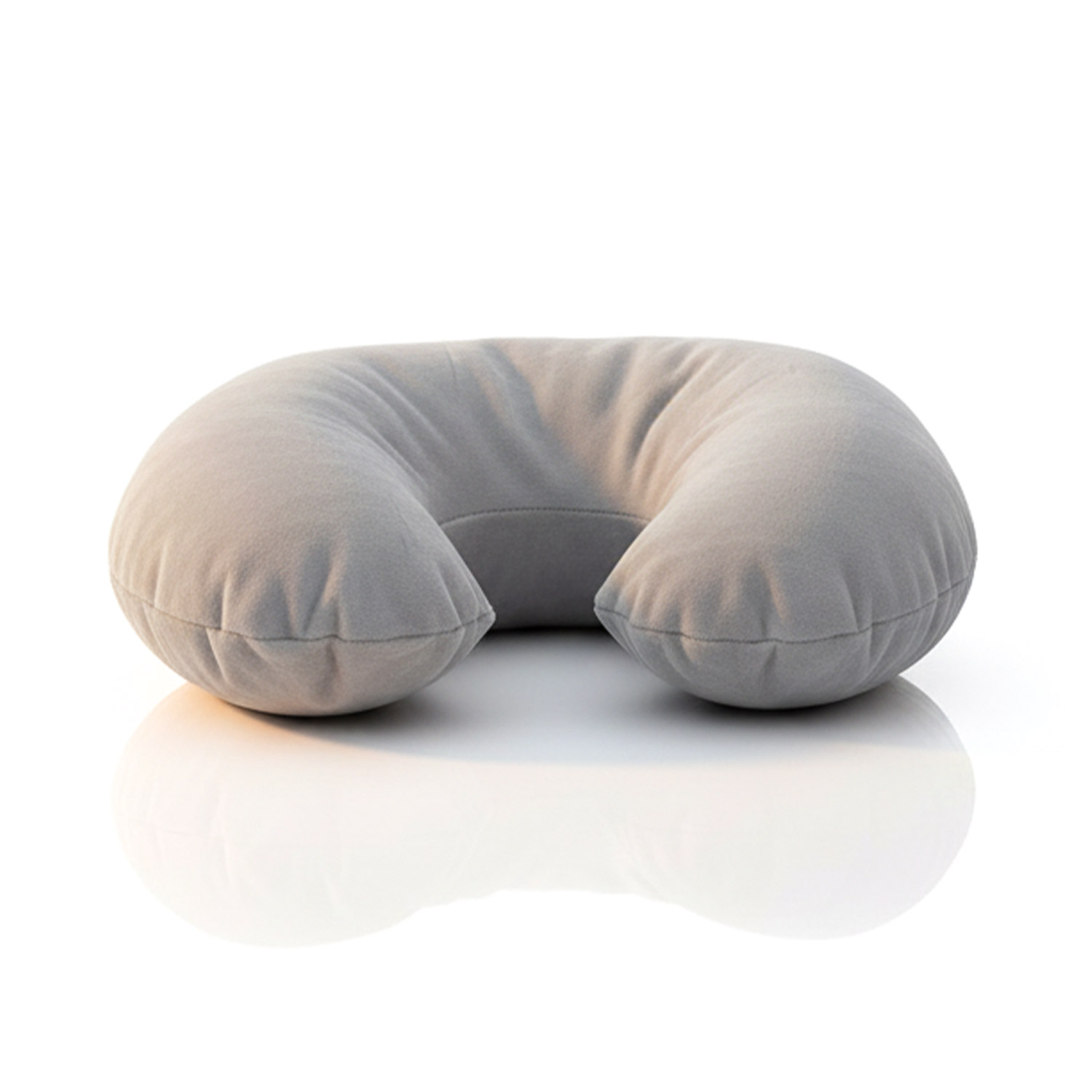 Graues U-förmiges Nackenkissen auf weißem Hintergrund