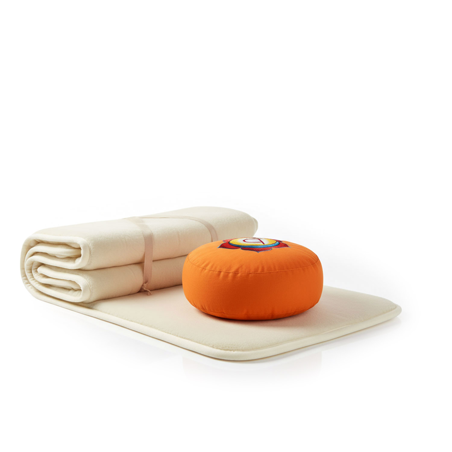 Foto eines orangen Meditationskissens und einer zusammengelegten cremefarbenen Decke auf einer Matte