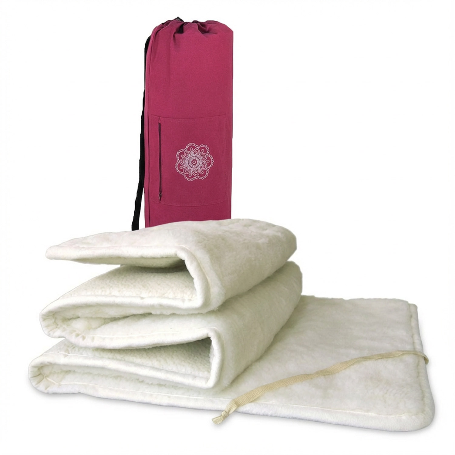 Weiße Yogamatte zusammengefaltet mit einer pinkfarbenen Tragetasche im Hintergrund