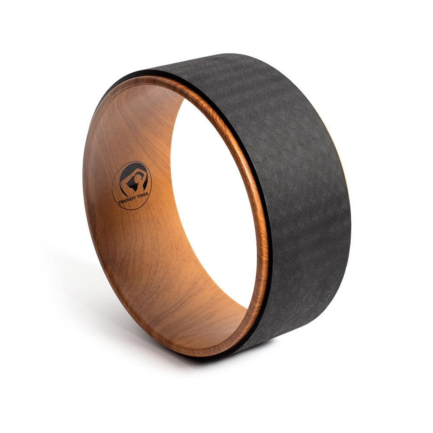 Ein Yoga-Rad mit einer Außenseite aus schwarzem Material und einem Holzinneren.