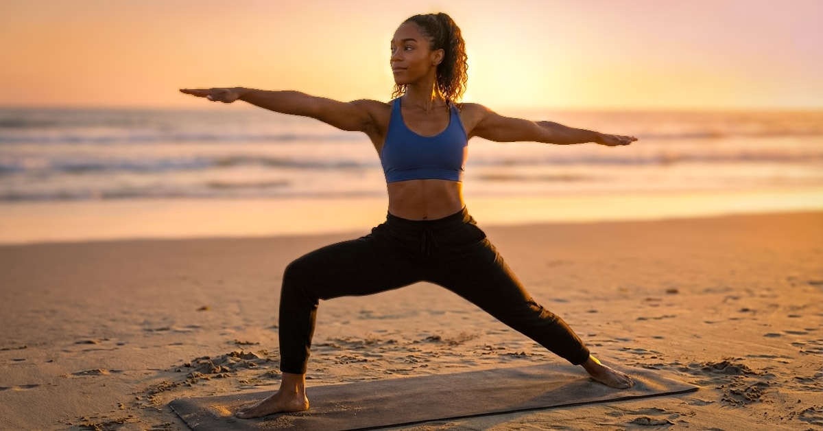 Yoga Fitness: Dein Weg zu mehr Kraft und innerer Balance Junge Frau in Yoga-Pose am Strand bei Sonnenuntergang, symbolisiert Ruhe und Stärke durch Yoga.