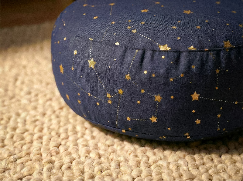 Rundes Yogakissen Stars Bluesky aus Bio-Baumwolle mit blauer Sternen-Stickerei und Reißverschluss.
