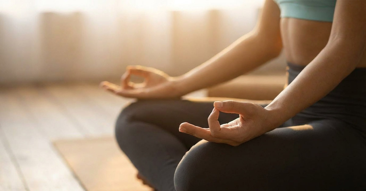 Person in meditativer Haltung, die innere Balance und Ruhe ausstrahlt.