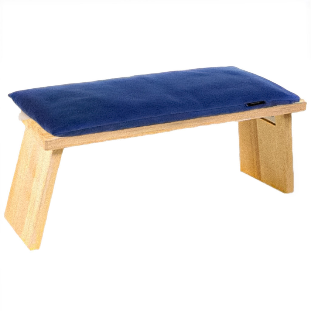 Holz-Meditationsbank mit blauem Kissenpolster