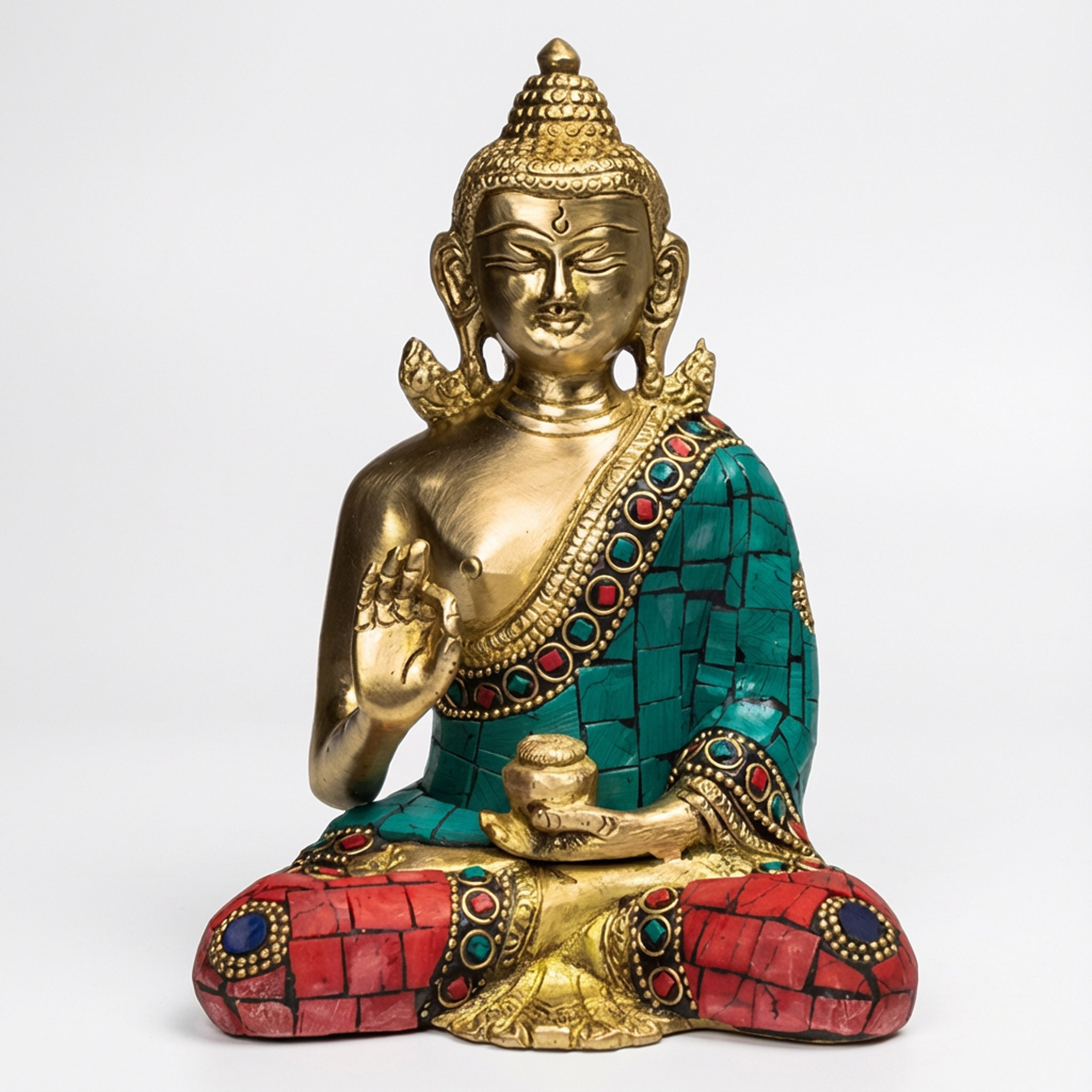 Eine goldene Buddha-Statue im Lotussitz, verziert mit blau-roten Mosaiken.