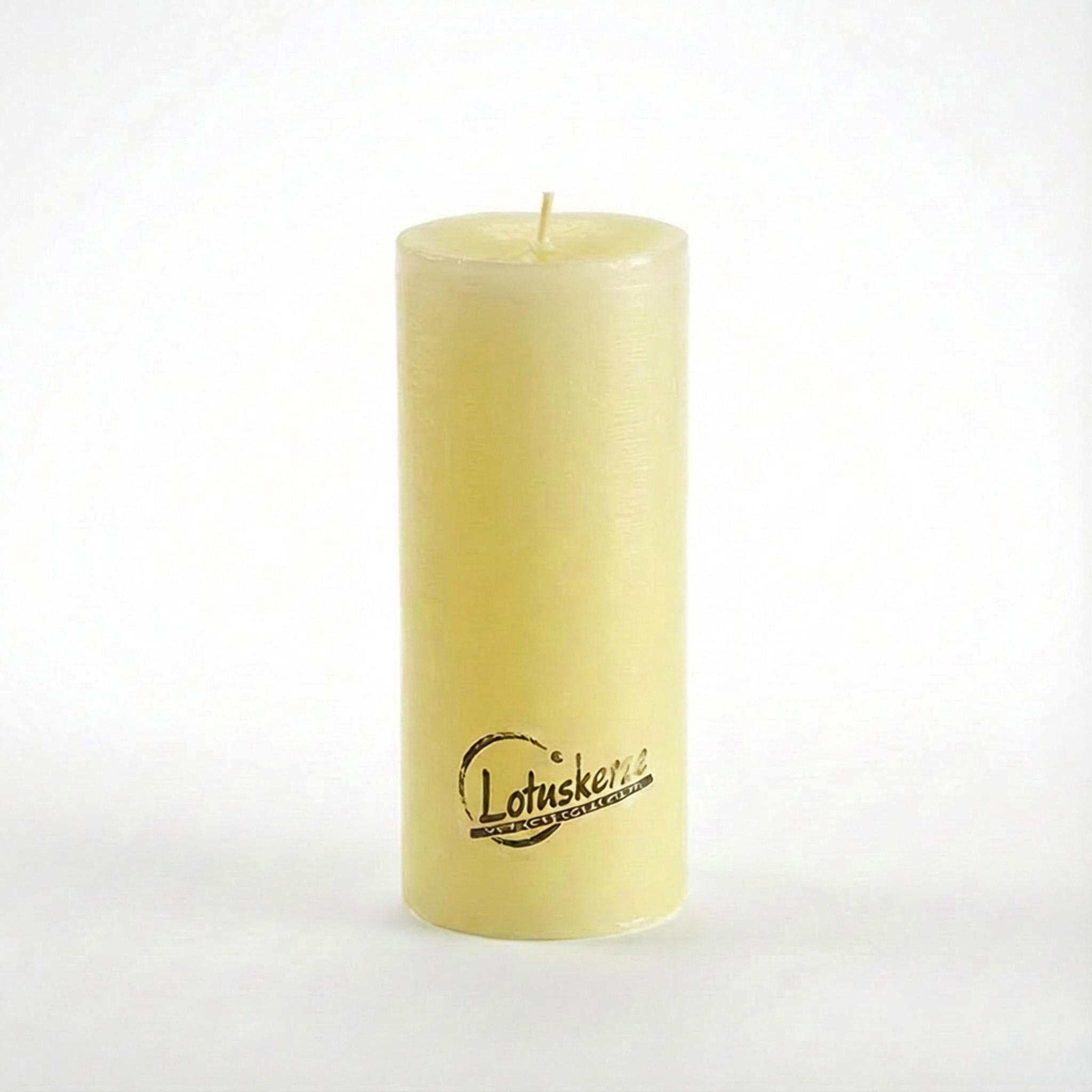 Eine große gelbe Kerze der Marke Lotuserze auf weißem Hintergrund