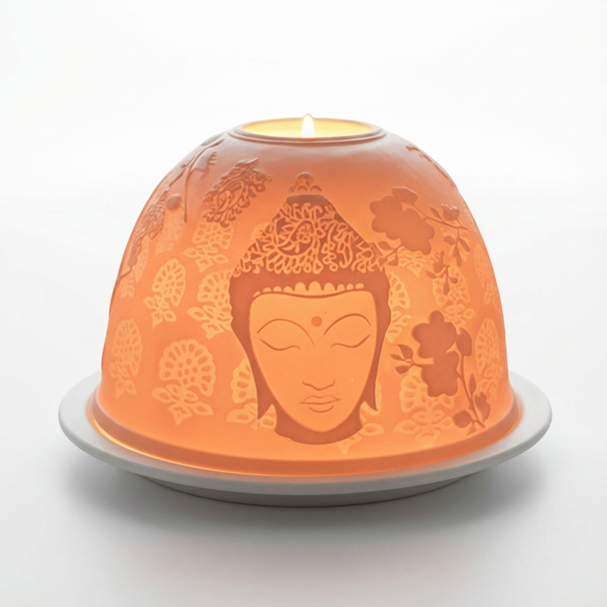 Kerzenhalter mit einem Relief eines Buddhas und floralen Mustern, beleuchtet von einer Kerze
