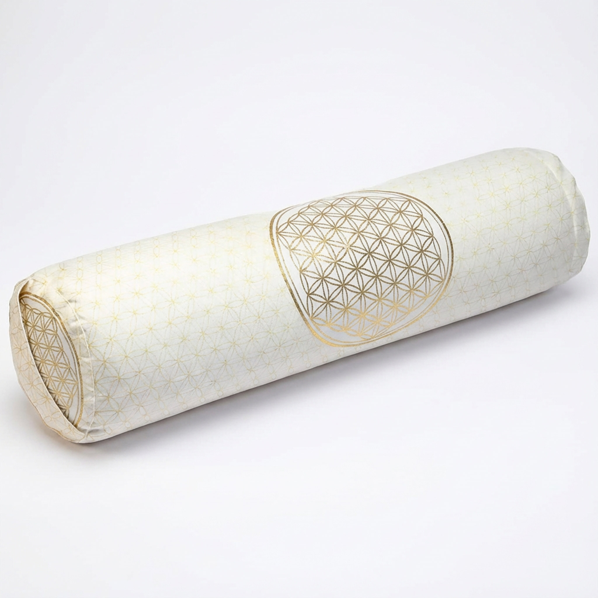 Ein zylinderförmiges Kissen mit beige-goldenem geometrischen Muster auf weißem Hintergrund