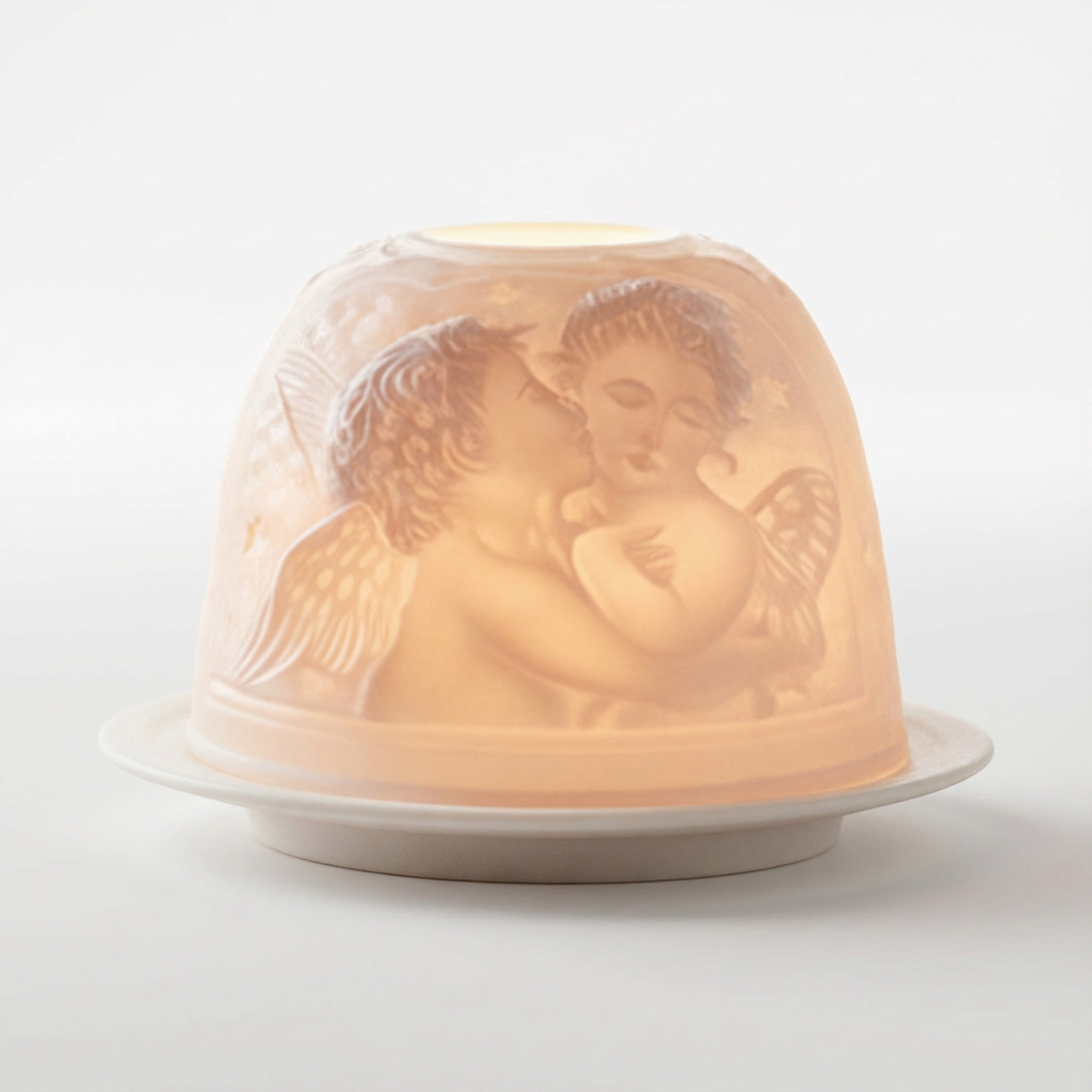 Eine gewölbte Teelichtabdeckung mit einem Relief von Engeln und sanfter Beleuchtung