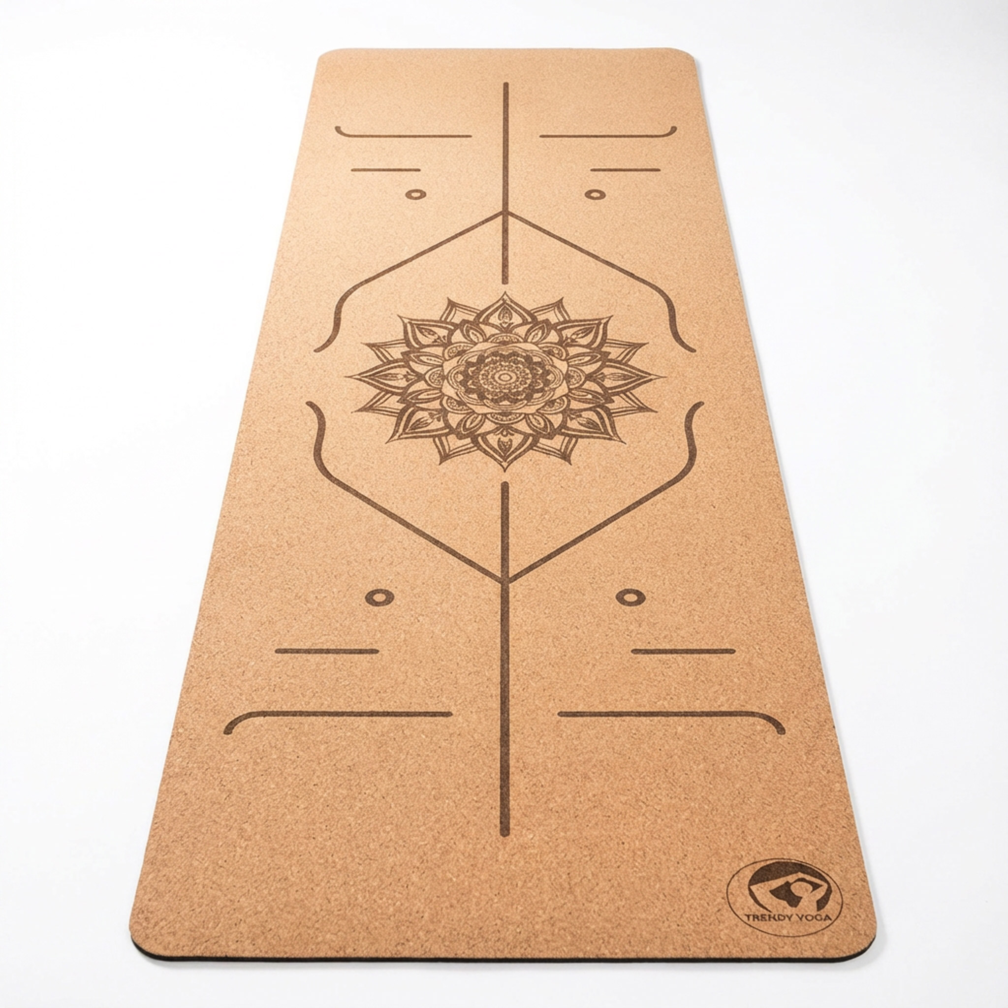 Yogamatte aus Kork mit geometrischem Linienmuster und Mandala-Motiv in der Mitte