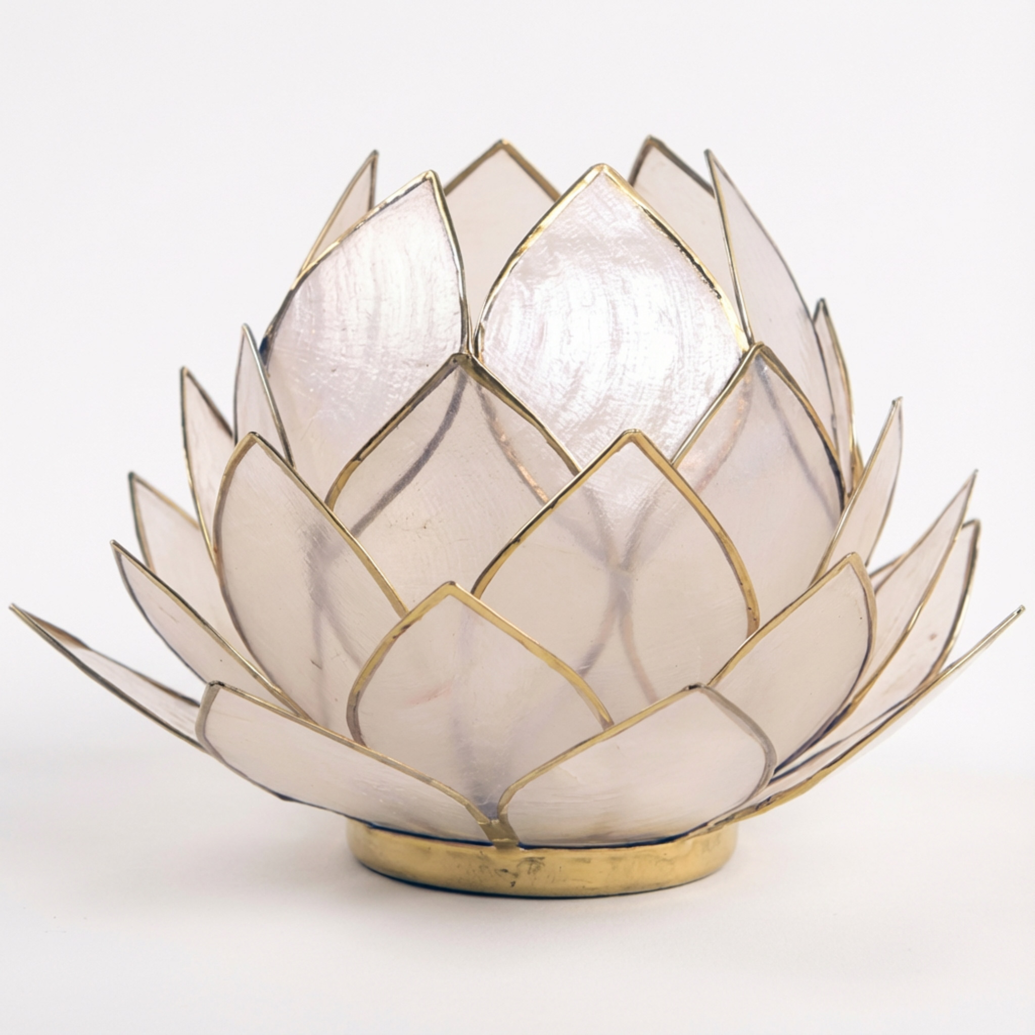 Lotusförmiger Teelichthalter aus durchscheinendem Material mit goldenen Rändern