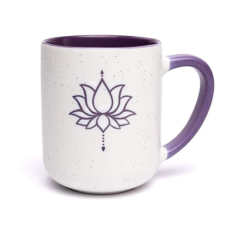 Weiße Keramiktasse mit violettem Innenbereich und Lotusblumen-Motiv auf der Vorderseite