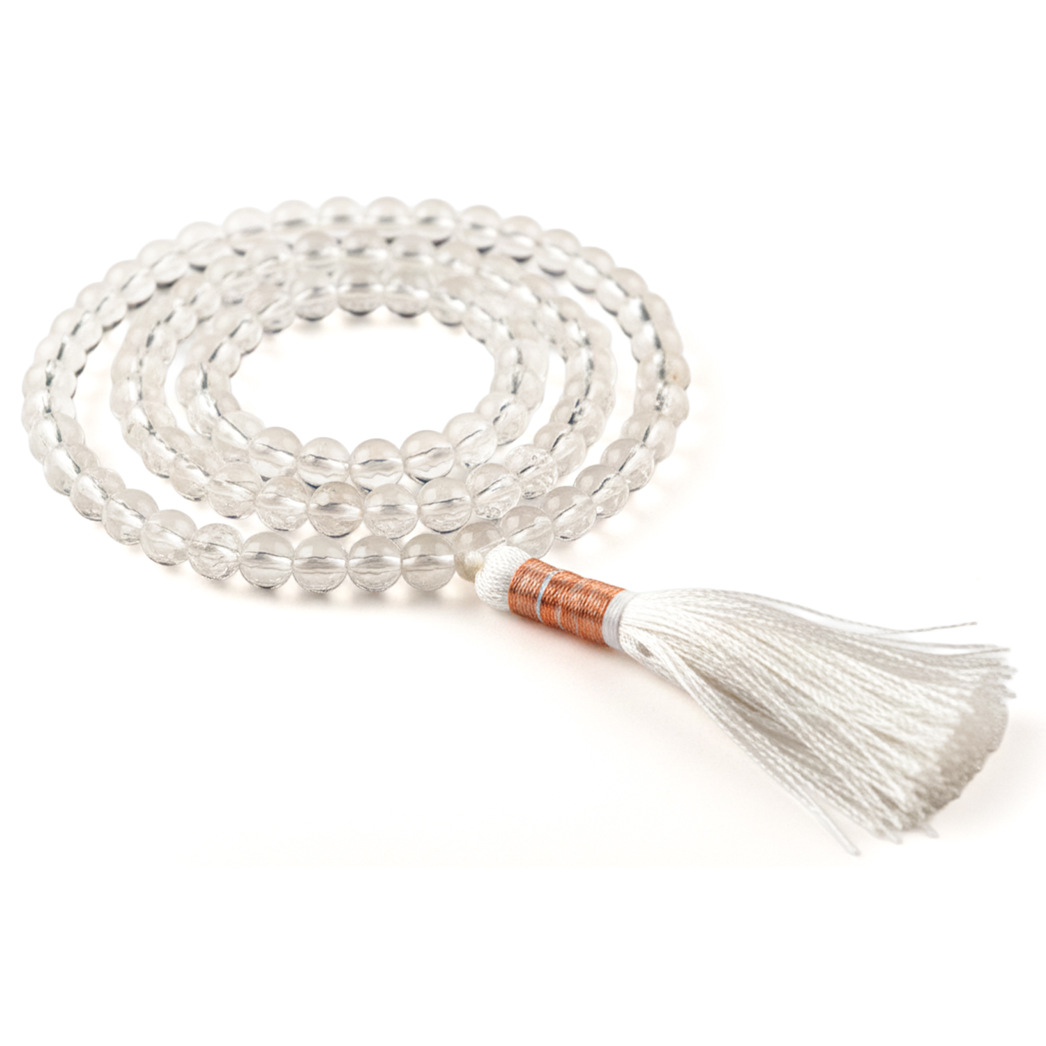 Ein Strang aus transparenten Rundperlen mit weißer Quaste am Ende