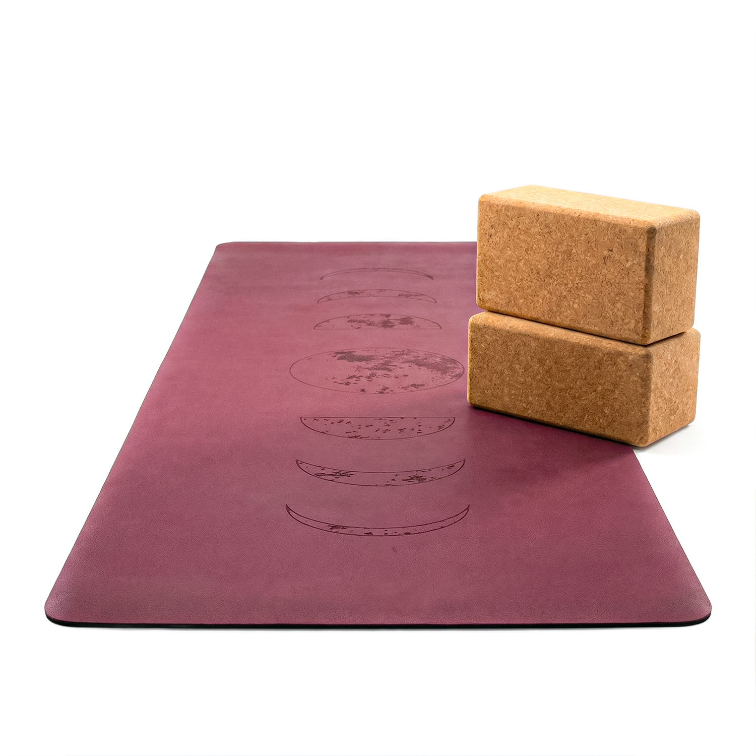 Bordeauxrote Yogamatte mit eingeprägten Mondphasen und zwei Korkblöcken daneben