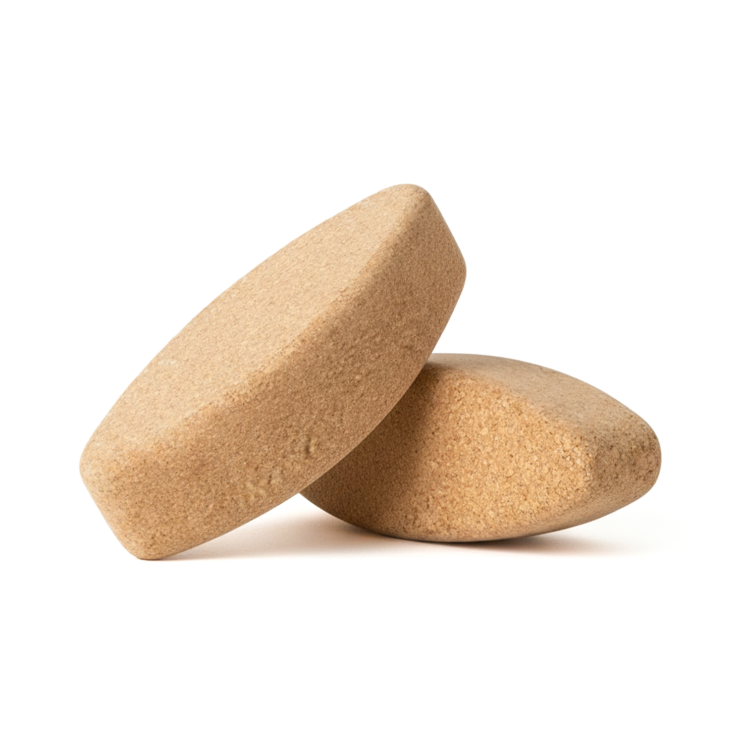 Zwei braune, runde Tabletten lehnen aneinander auf weißem Hintergrund