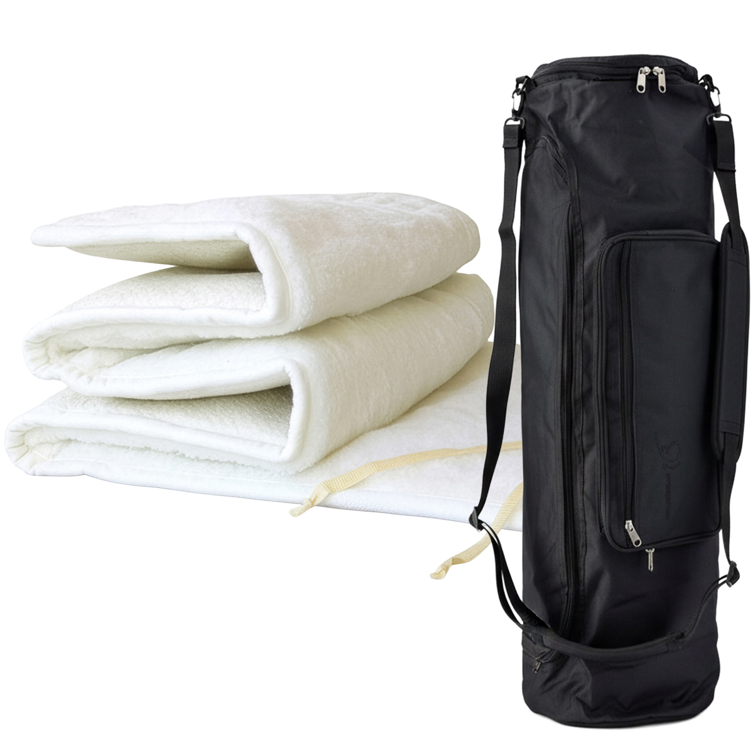 gefaltete Schurwollmatte neben einer schwarzen Tragetasche mit Schulterriemen