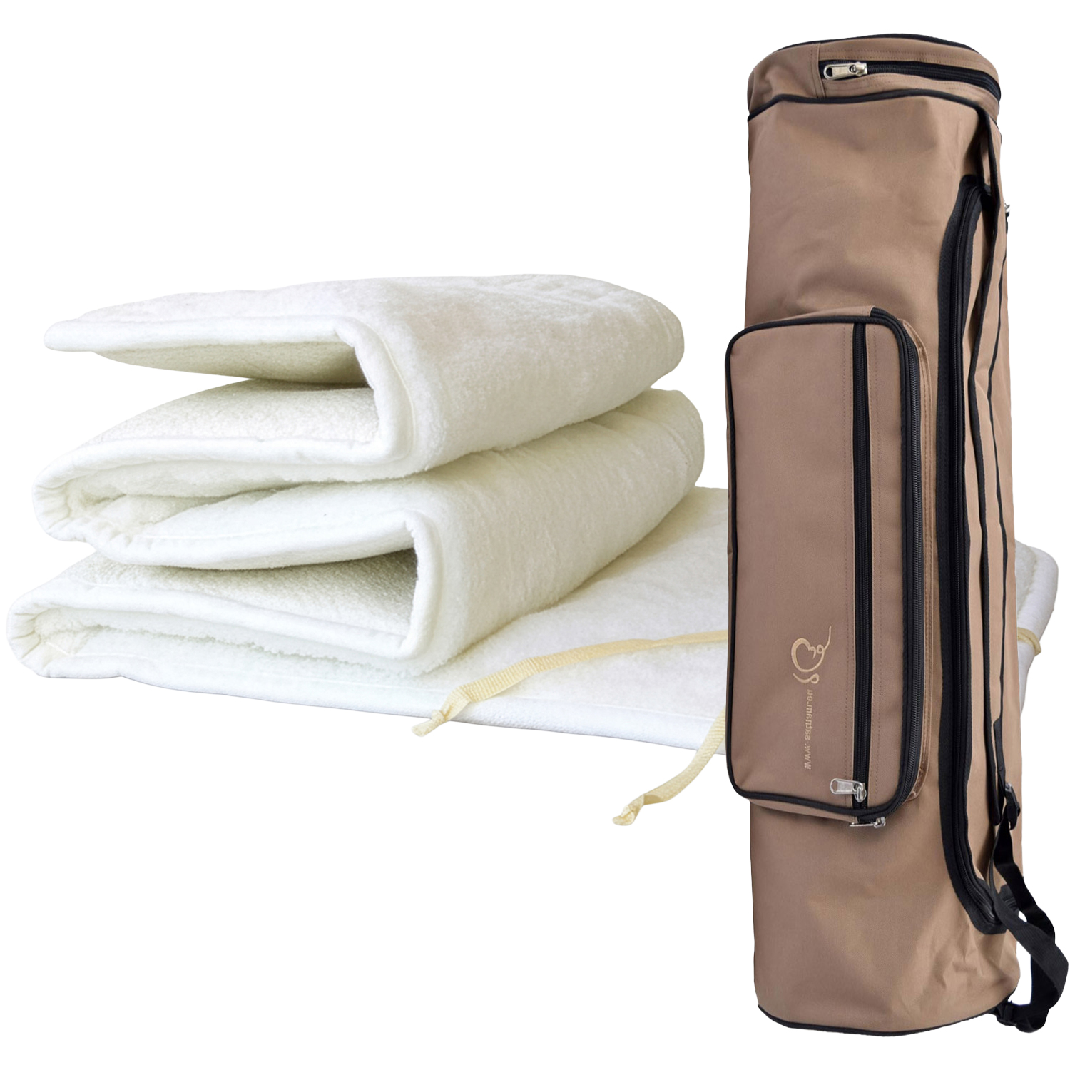 Mehrere gefaltete weiße Unterlagen aus weichem Material neben einer beigen Tragetasche mit Reißverschlüssen