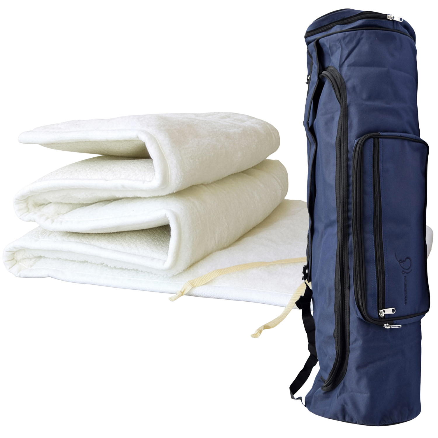 Mehrere weiß gefaltete Polsterauflagen neben einer aufrechten blauen Tragetasche