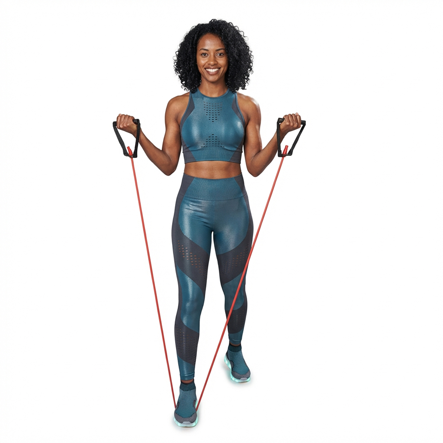 Eine Frau steht auf einem Widerstandsband und führt eine Zugübung mit beiden Armen aus.