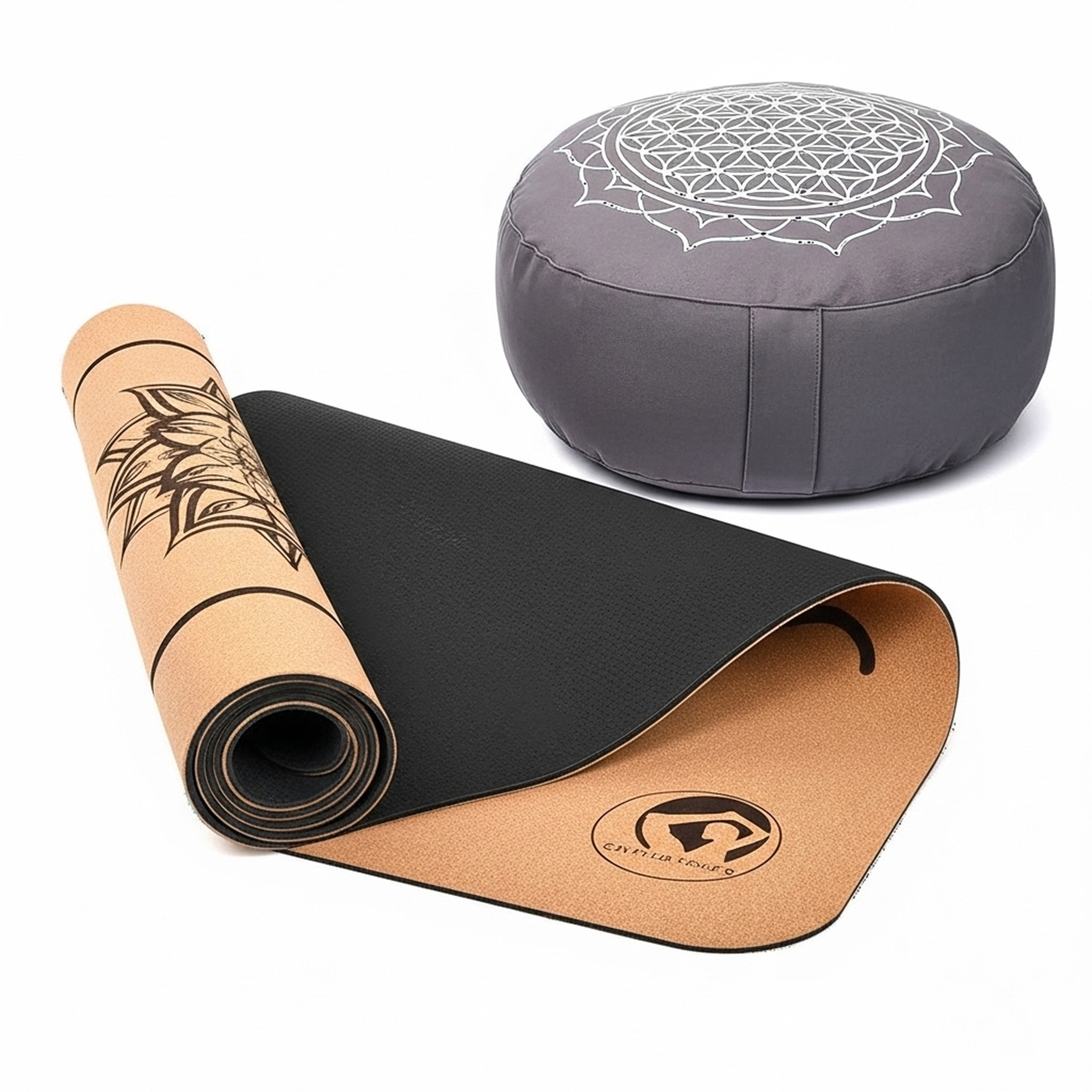Gerollte Yogamatte mit Muster neben einem runden Meditationskissen