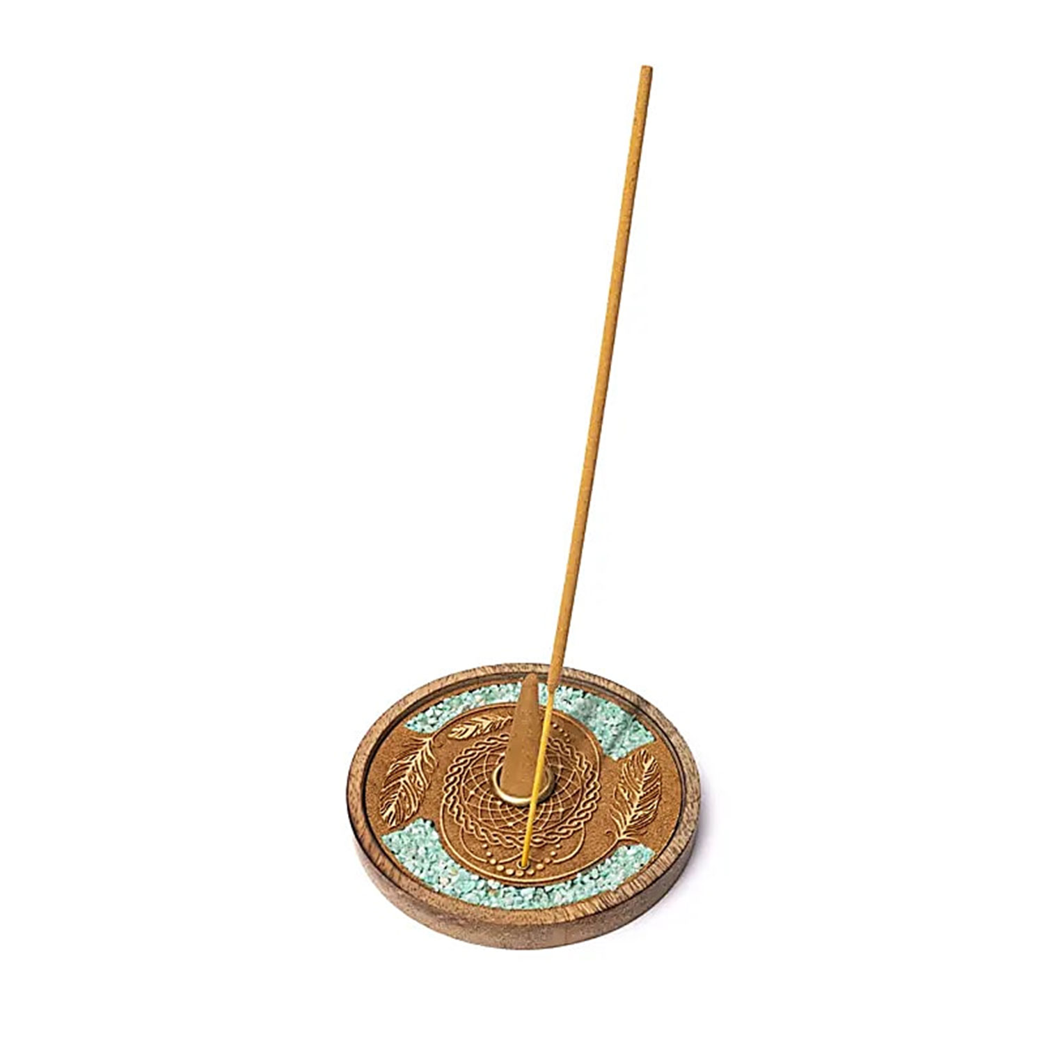 Ein runder hölzerner Räucherstäbchenhalter mit eingelegtem Muster und einem aufrecht stehenden Räucherstäbchen.