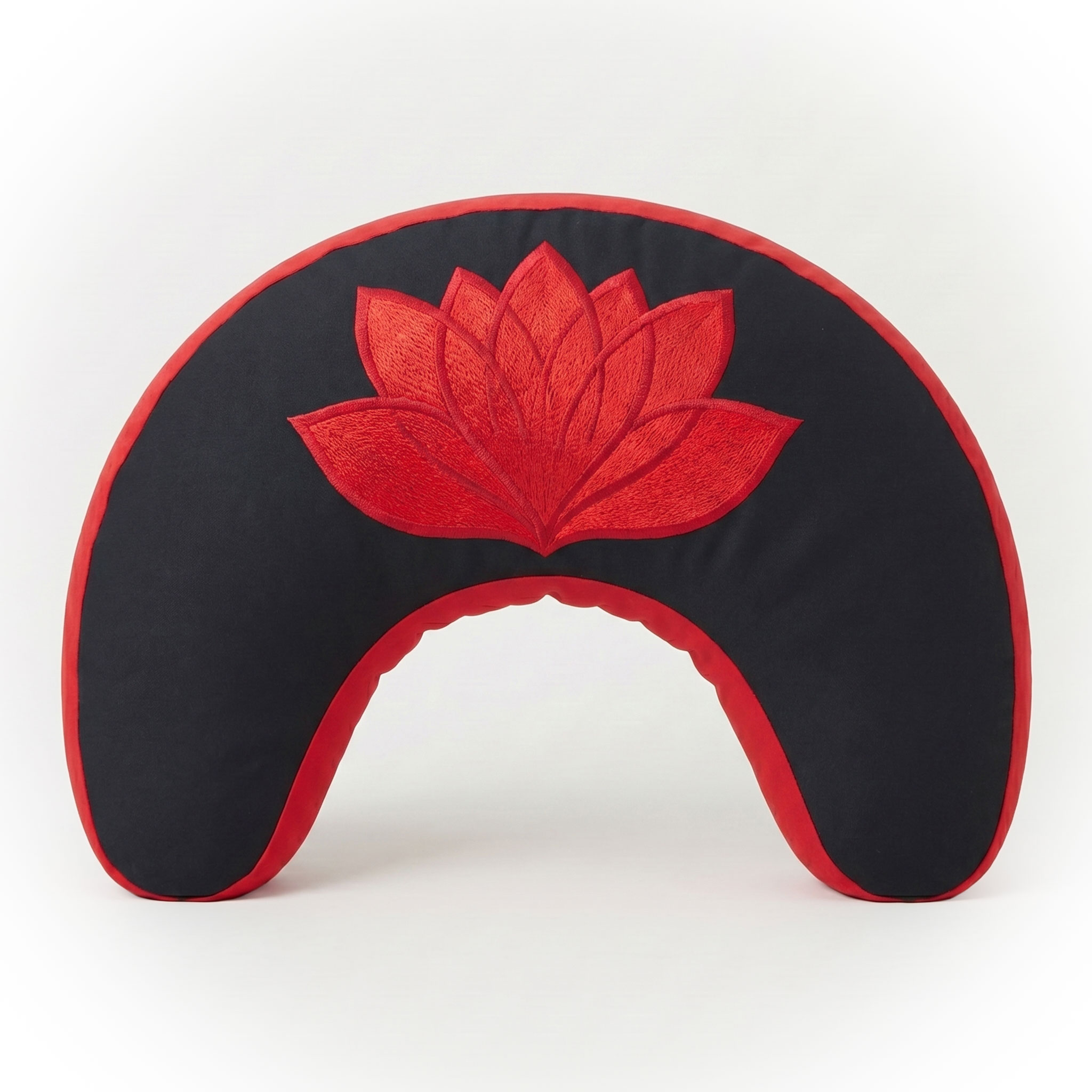 Schwarzes halbmondförmiges Meditationskissen mit roter Lotusblüte