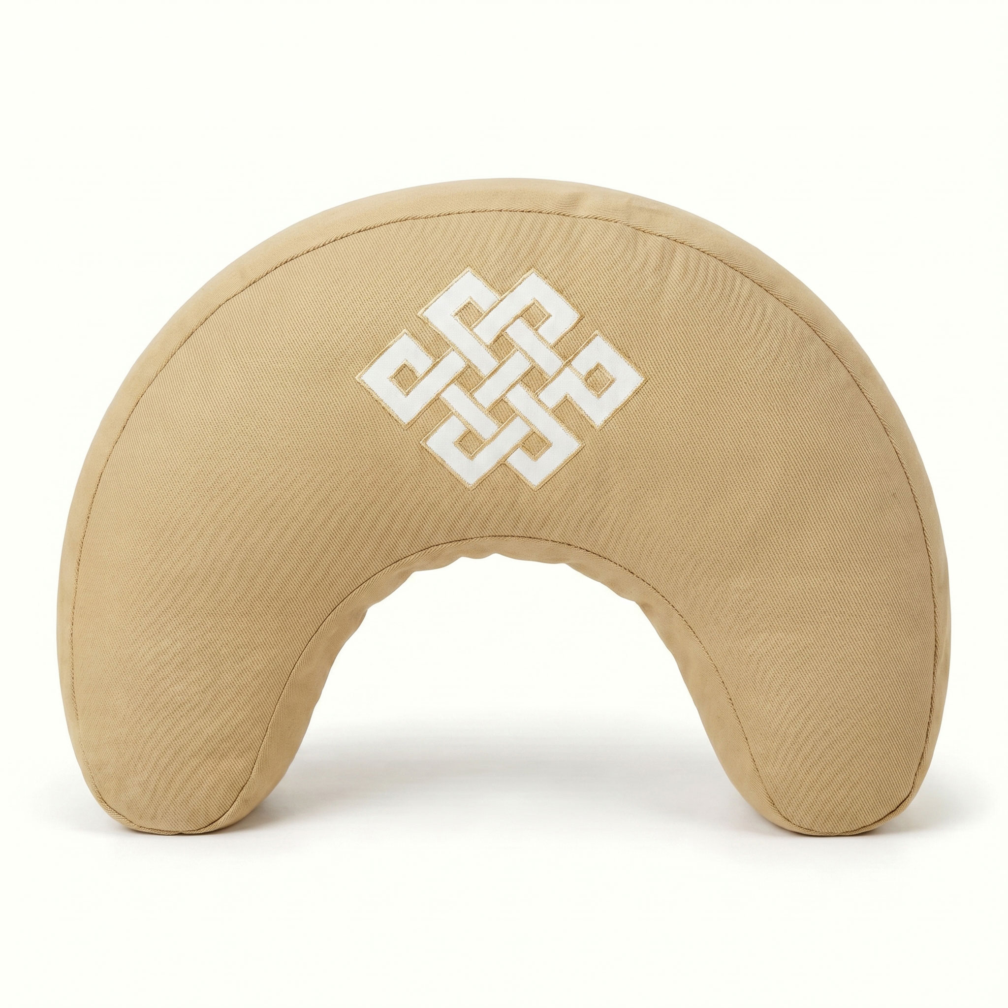 Beiges halbmondförmiges Meditationskissen mit eingesticktem Knotenmuster