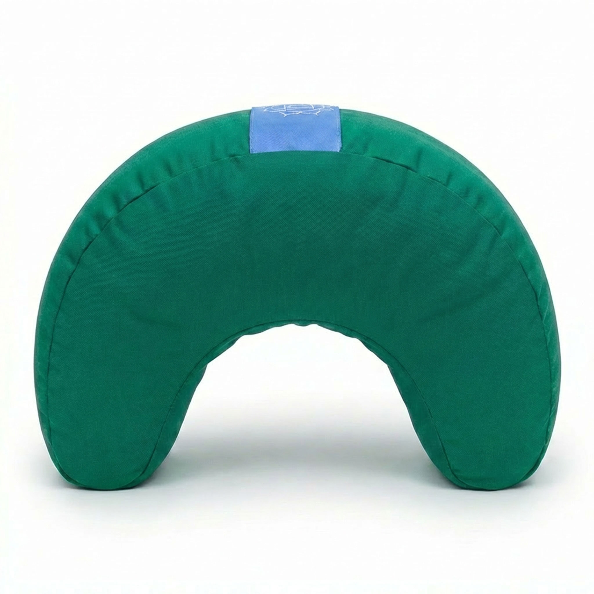 Ein grünes, halbmondförmiges Kissen mit kleinem blauen Einsatz oben