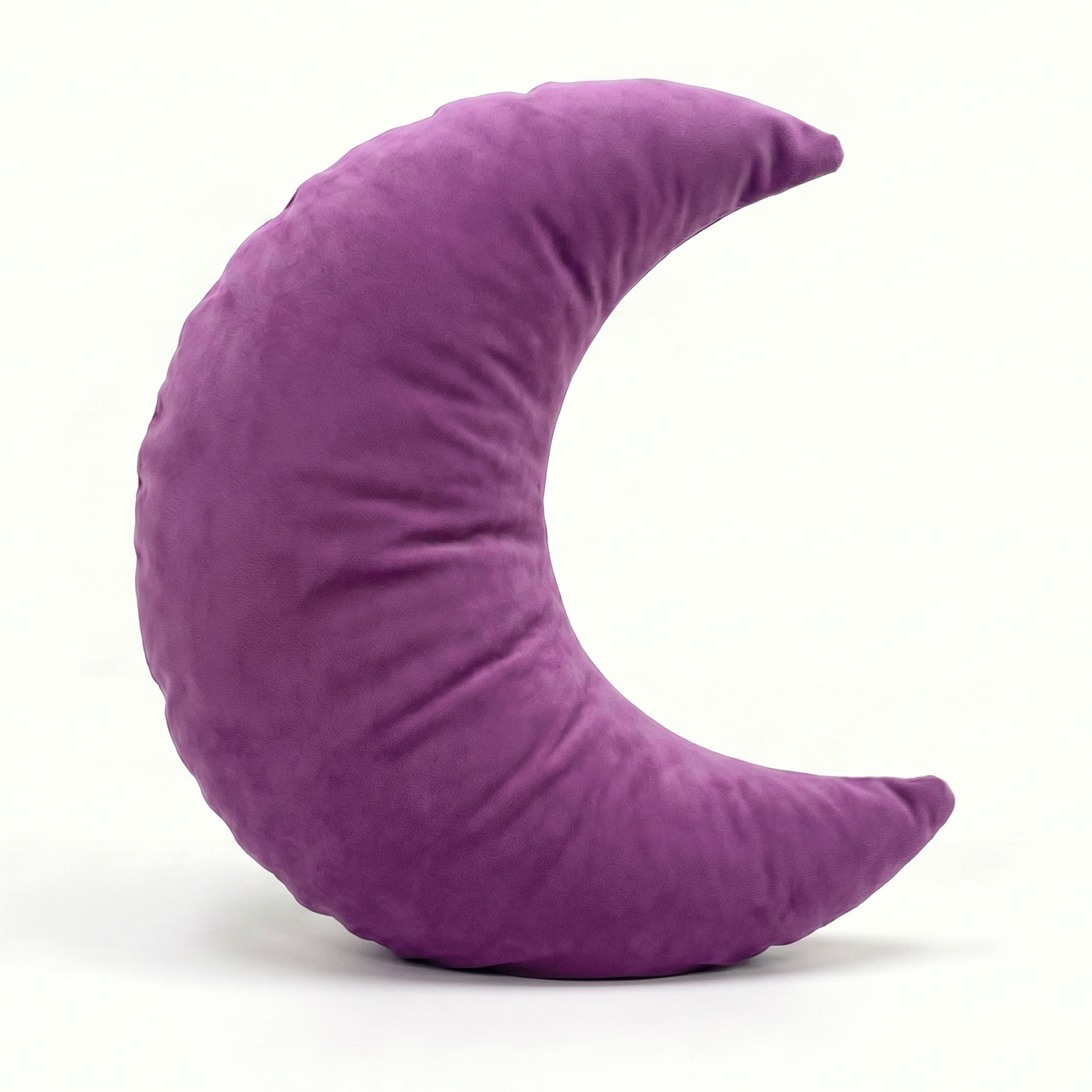 Ein lila Kissen in der Form einer Mondsichel.