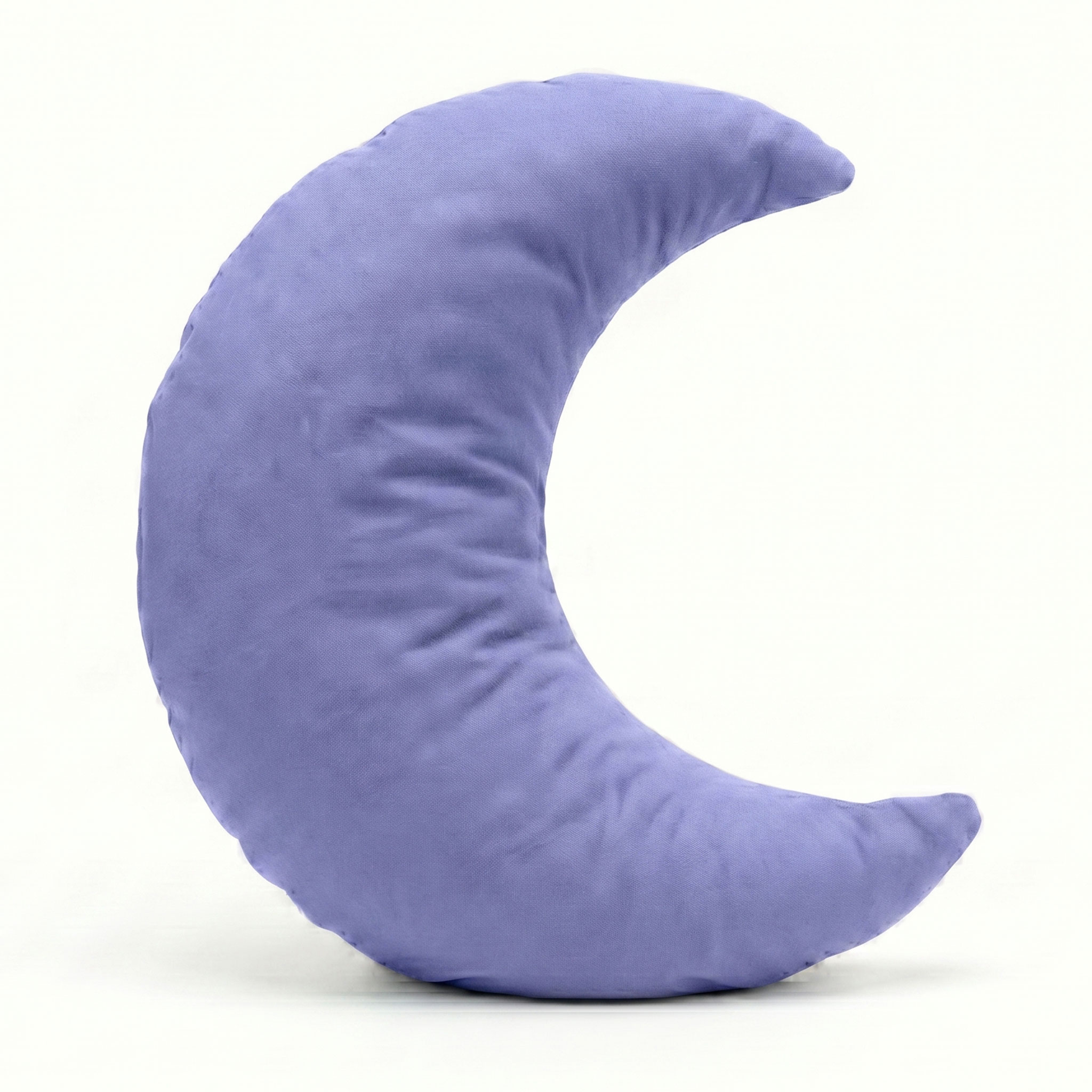 Ein lila Kissen in Form einer Mondsichel auf hellem Hintergrund