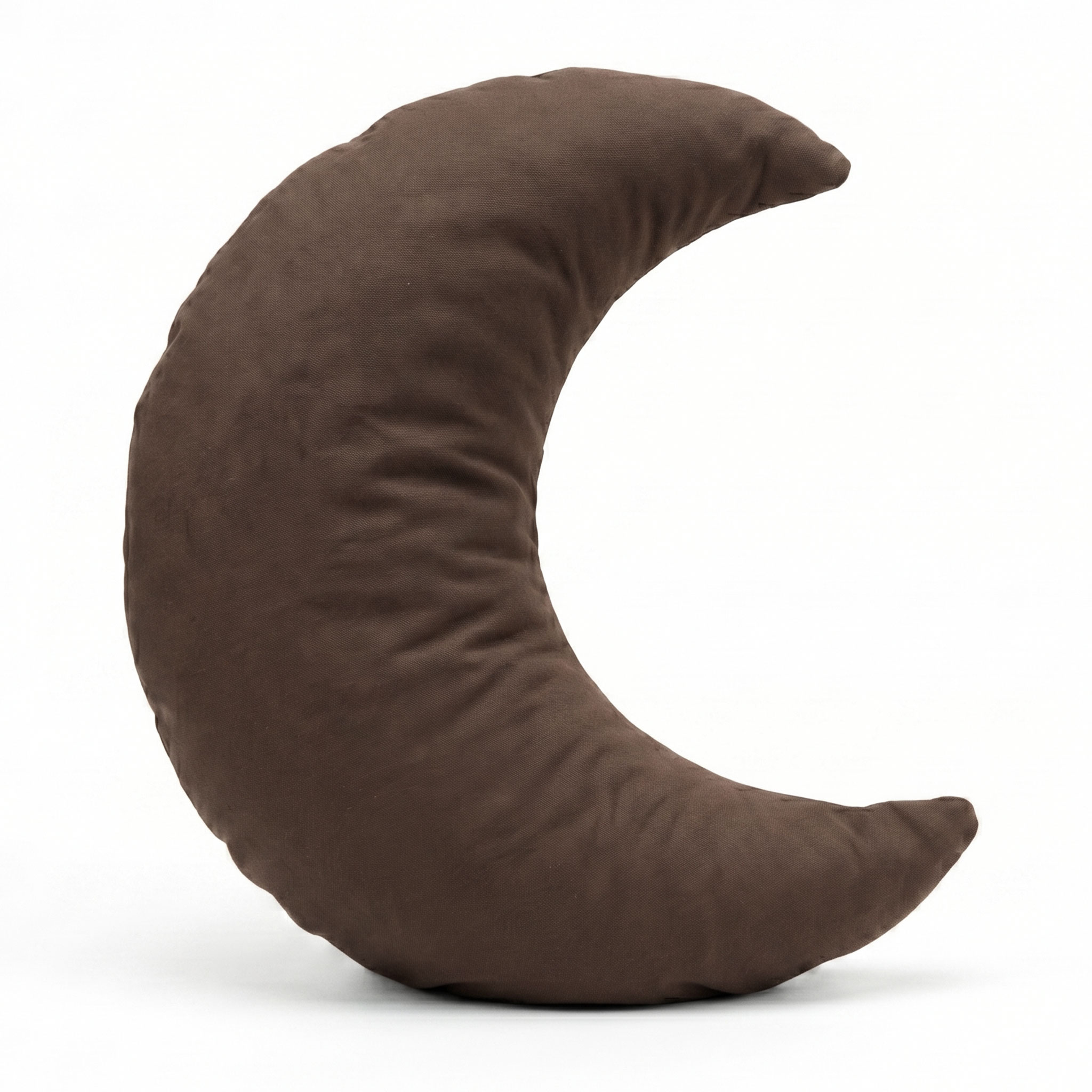 Ein braunes Kissen in Halbmondform vor weißem Hintergrund