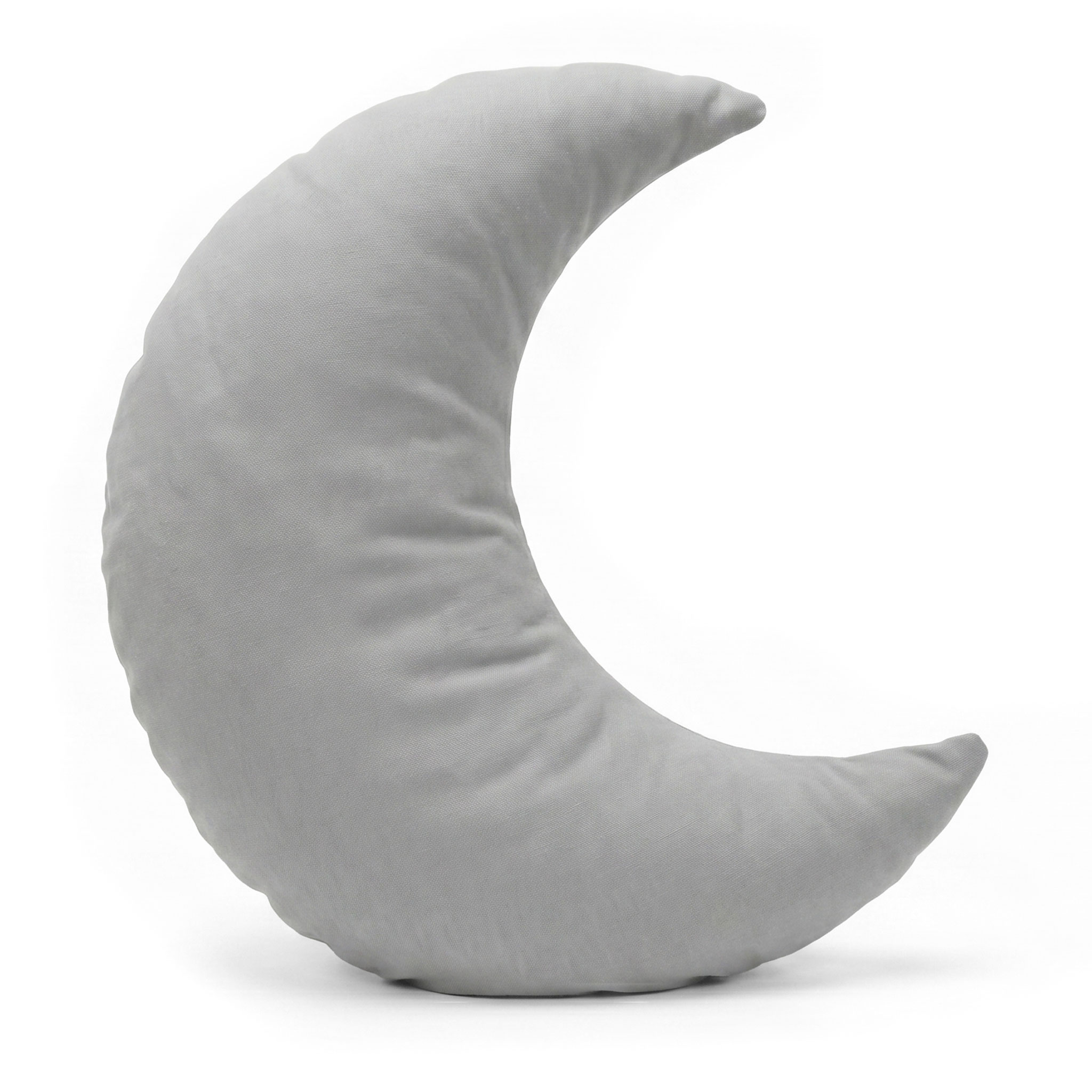 Ein graues Kissen in der Form einer Mondsichel vor weißem Hintergrund