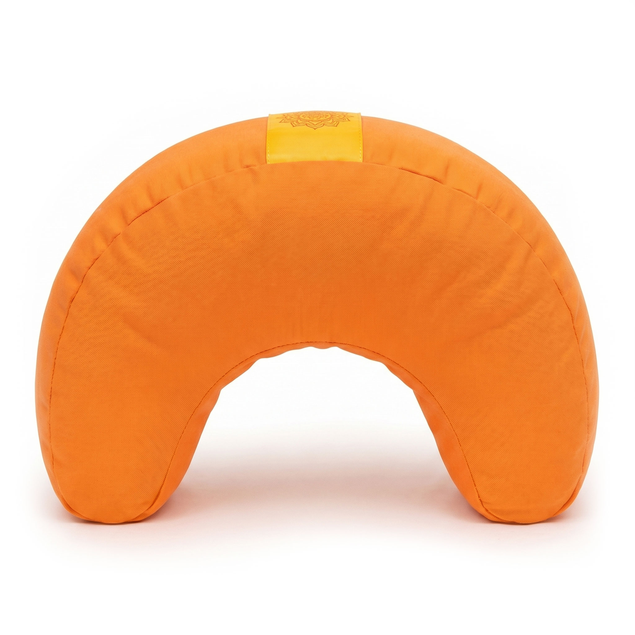 Ein orangefarbenes, halbmondförmiges Meditationskissen auf weißem Hintergrund