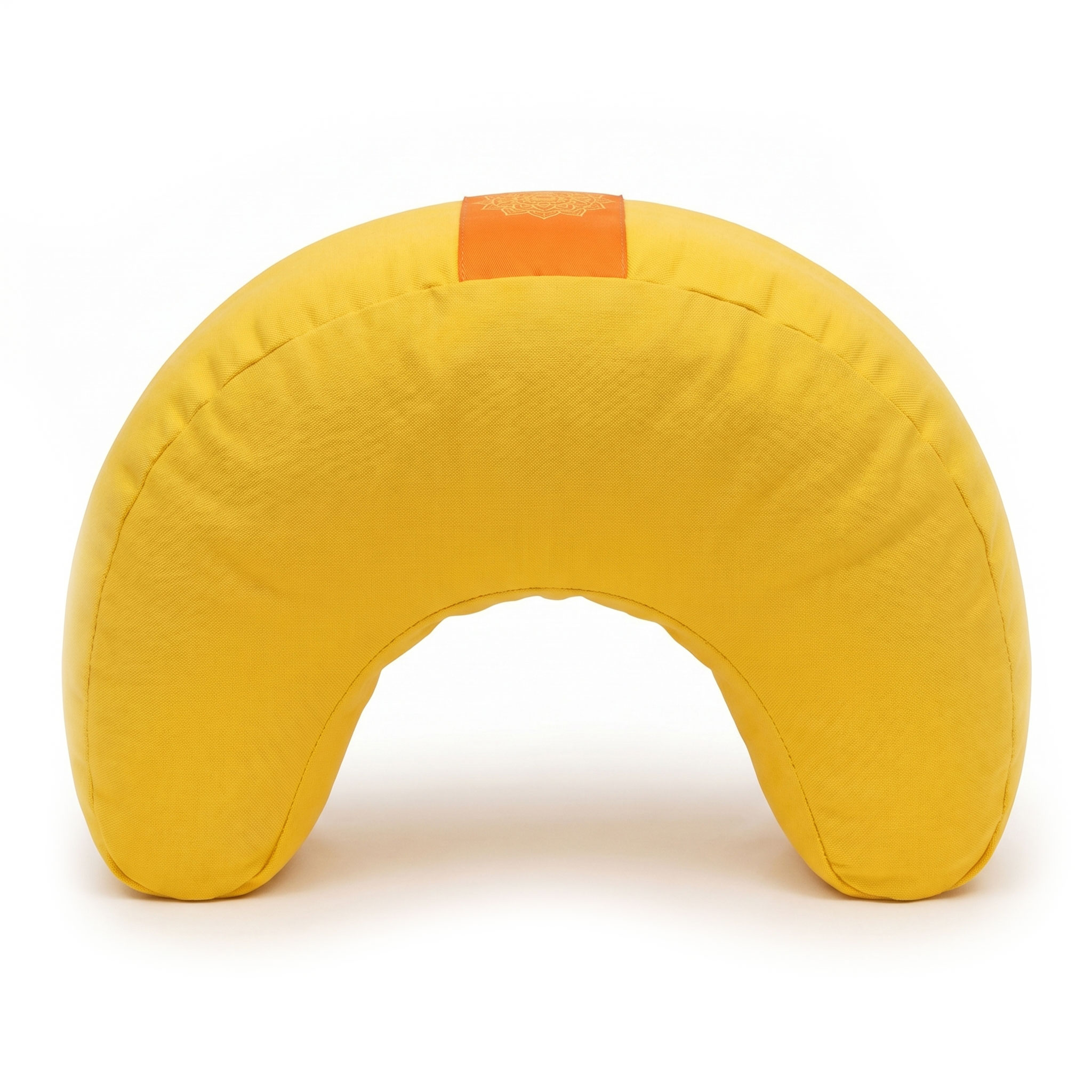 Ein gelbes, halbmondförmiges Kissen mit leicht erhöhtem Mittelbereich