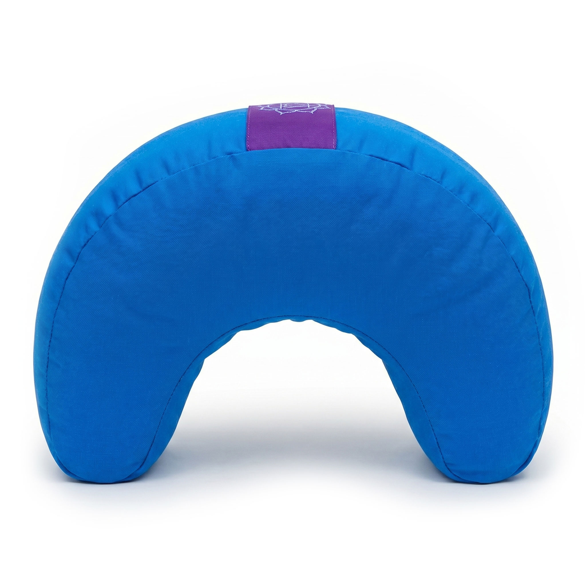 Ein blaues, halbmondförmiges Kissen mit violettem Stoffdetail oben.