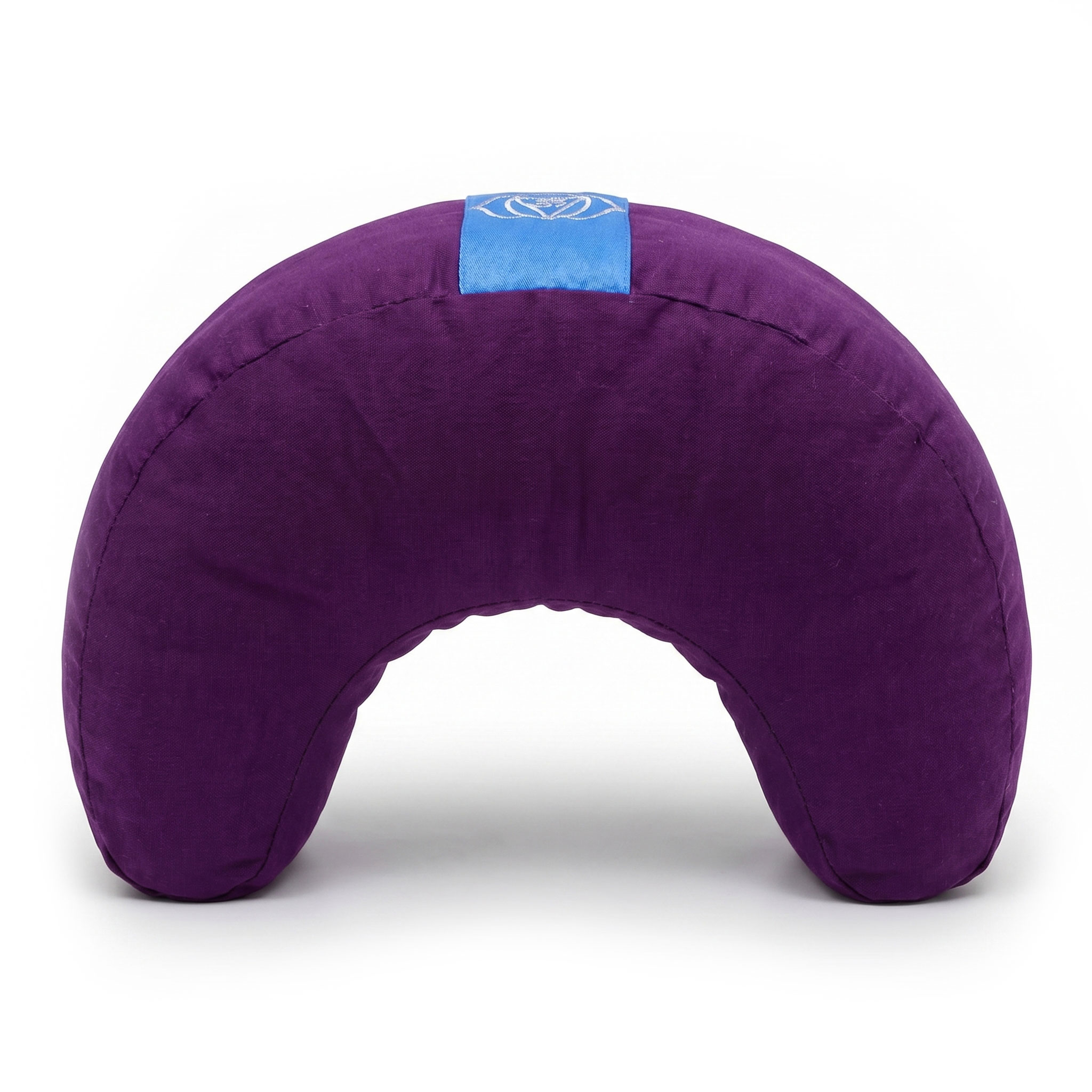 Ein lila, U-förmiges Kissen mit blauem Etikett oben.