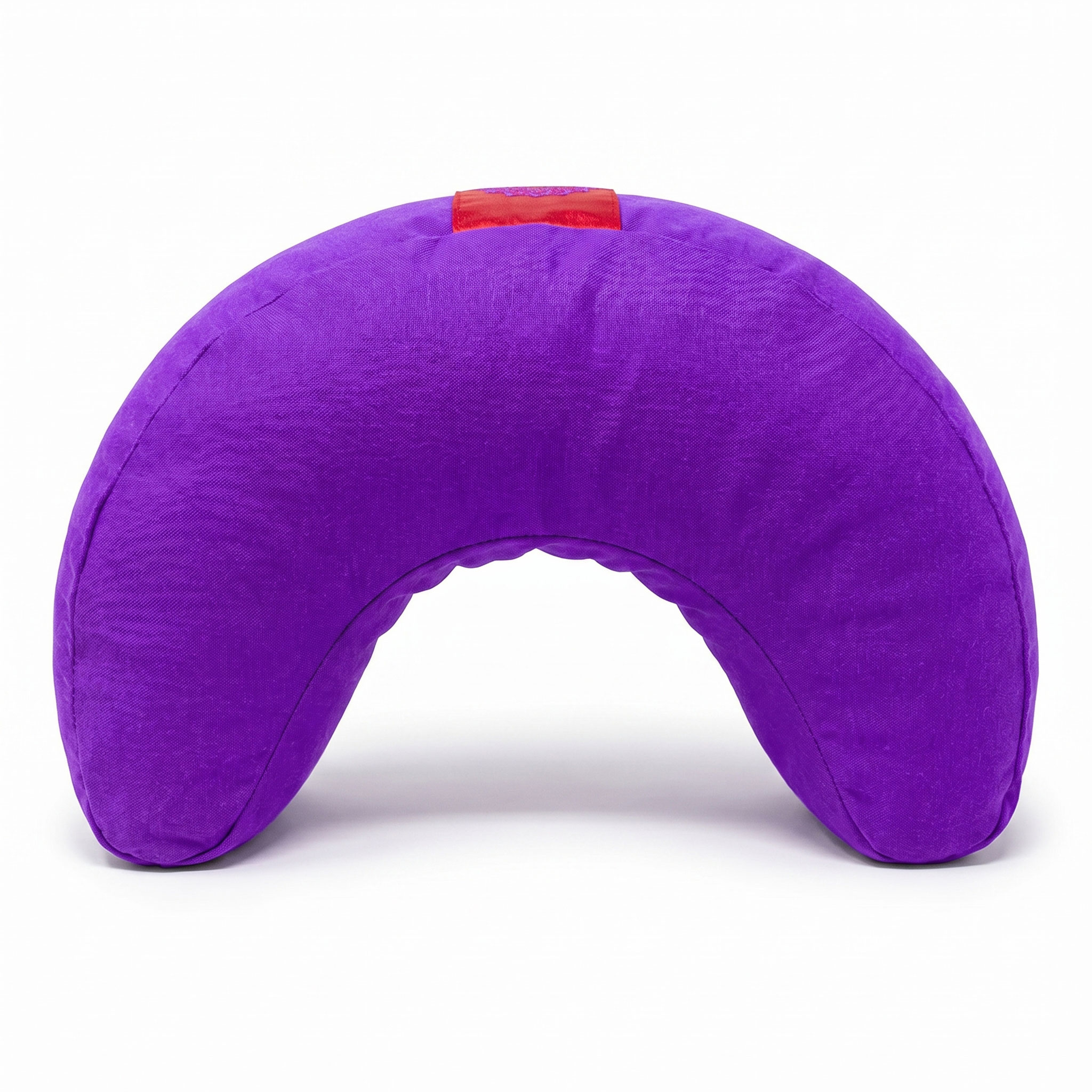 U-förmiges lila Kissen auf weißem Hintergrund