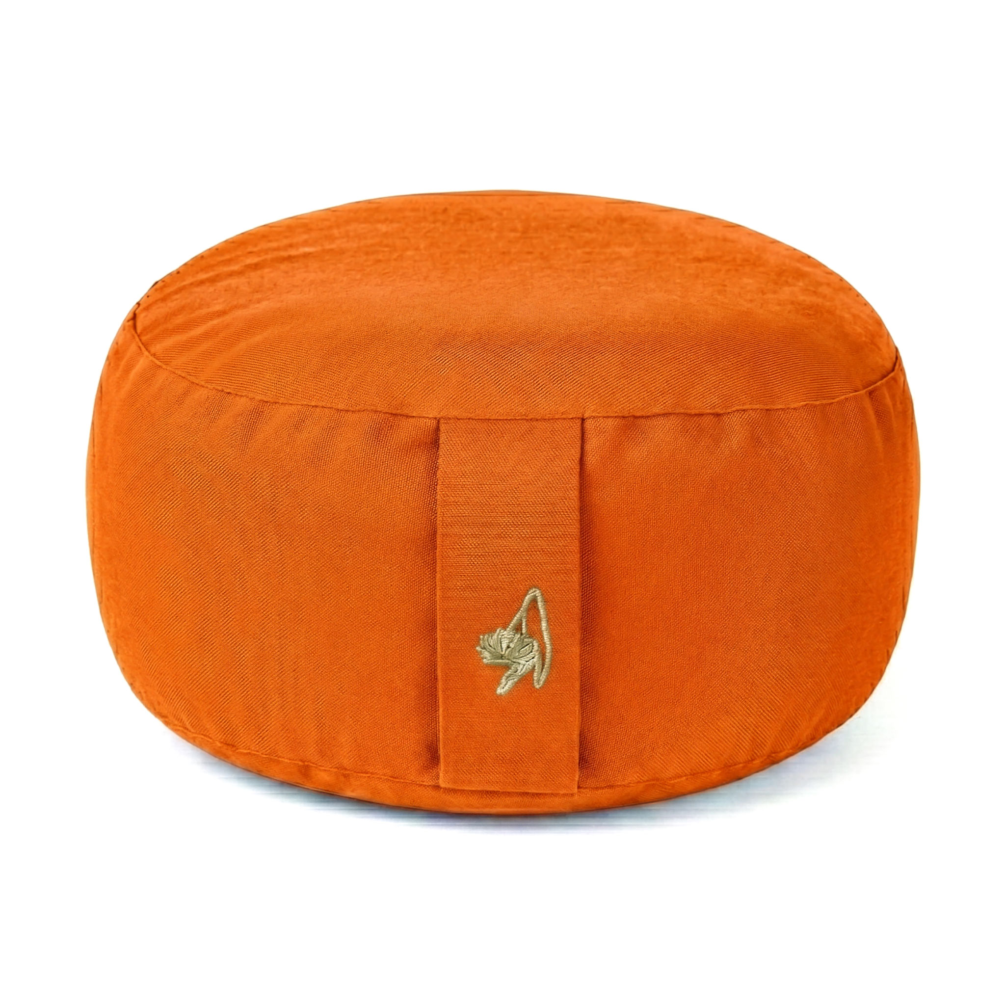 Ein rundes, orangefarbenes Meditationskissen mit Trageschlaufe und kleiner Stickerei.