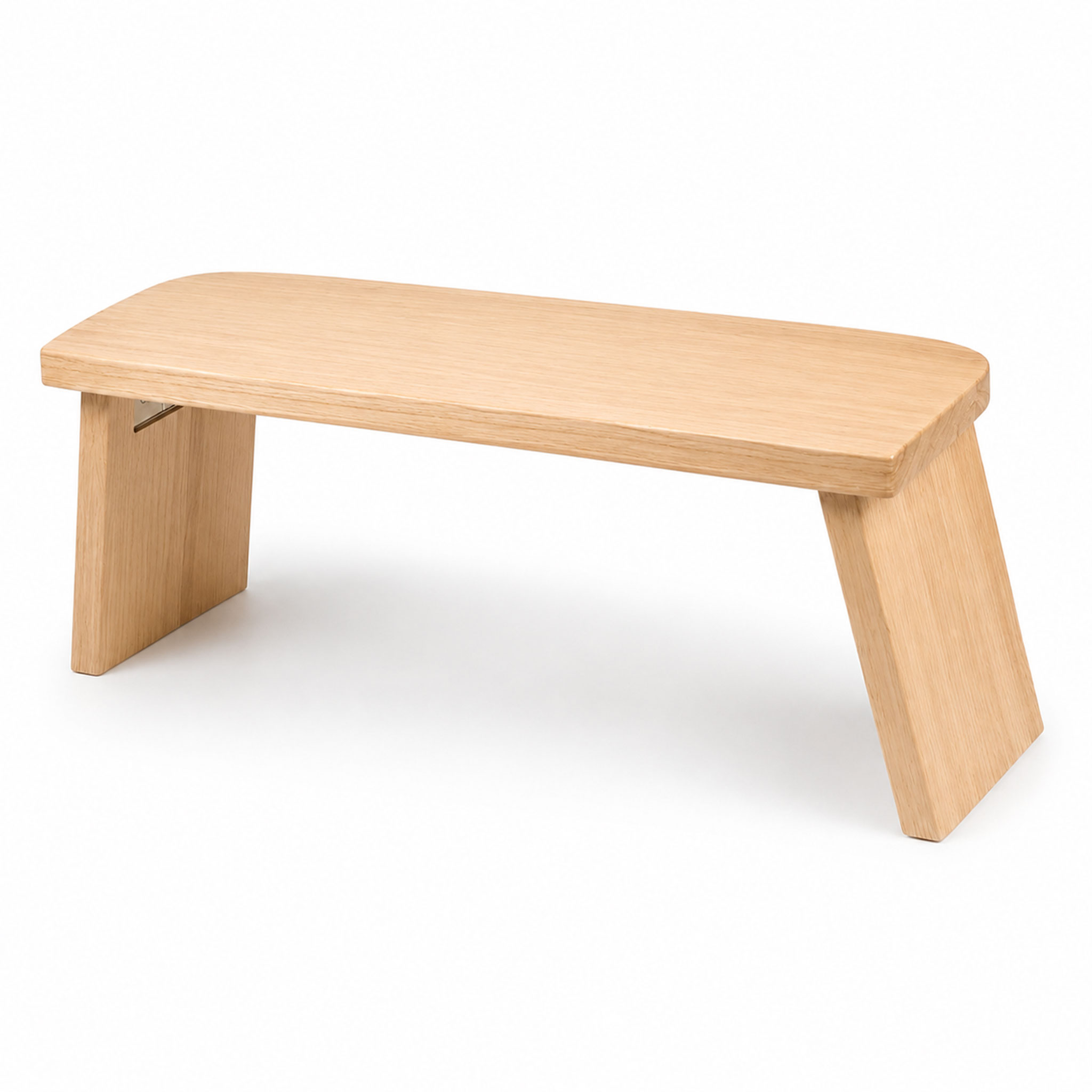 Schlichte Bank aus hellem Holz mit schrägen Beinen