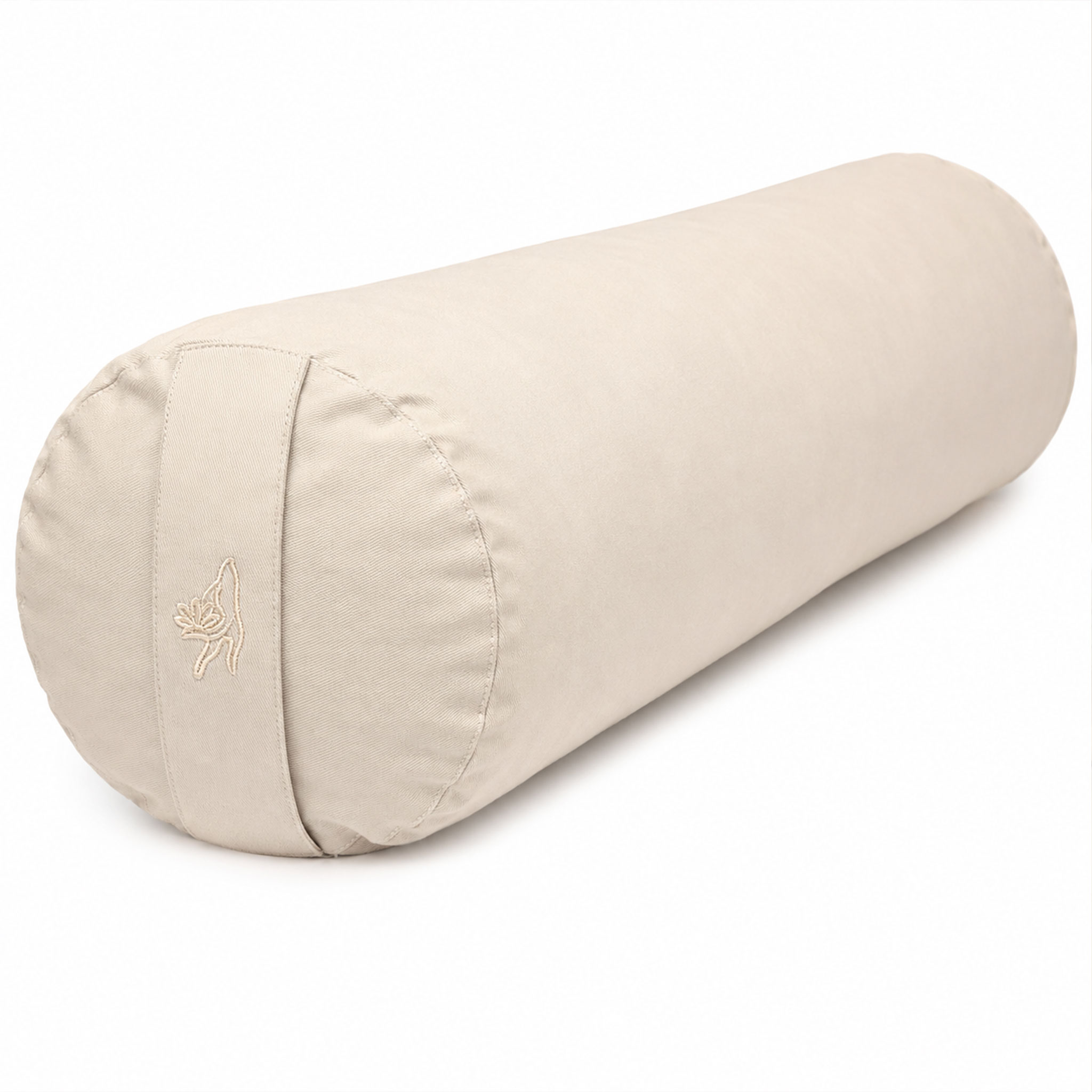 Ein längliches, zylinderförmiges Bolster-Kissen in beige Farbe auf weißem Hintergrund
