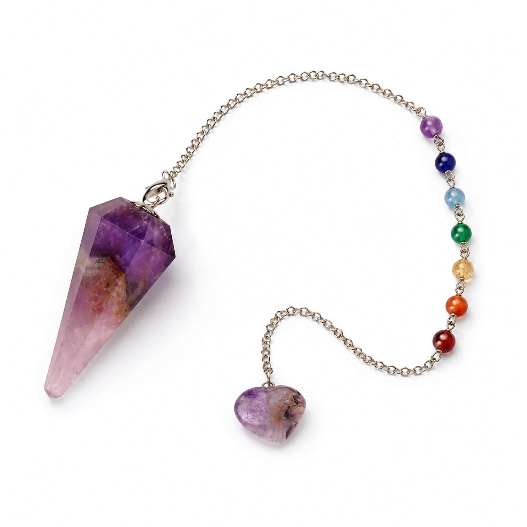 Ein Pendel aus Amethyst an einer Metallkette mit bunten Chakra-Perlen.