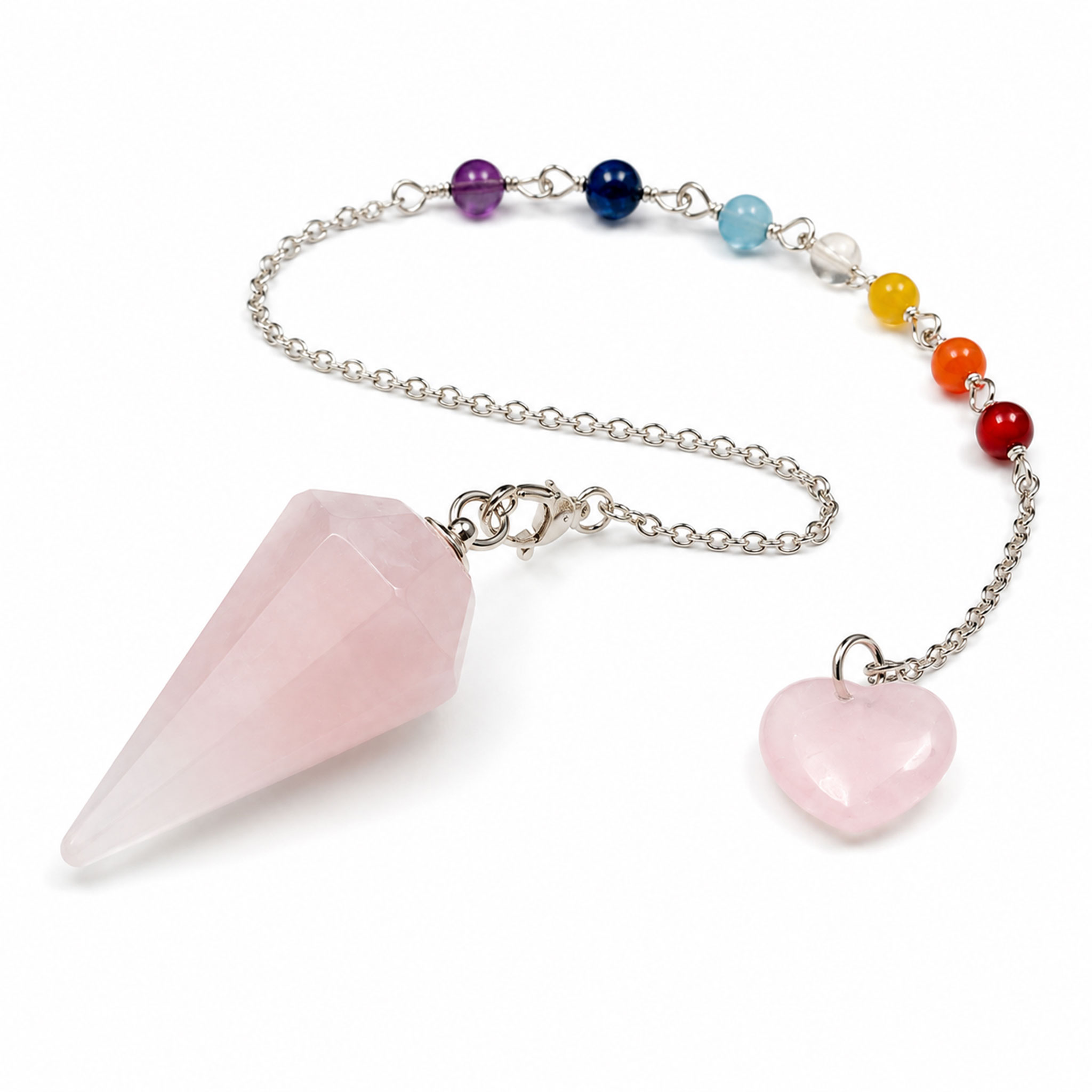 Ein Pendel aus rosafarbenem Rosenquarz an einer Kette mit bunten Chakra-Perlen und einem kleinen herzförmigen Anhänger.