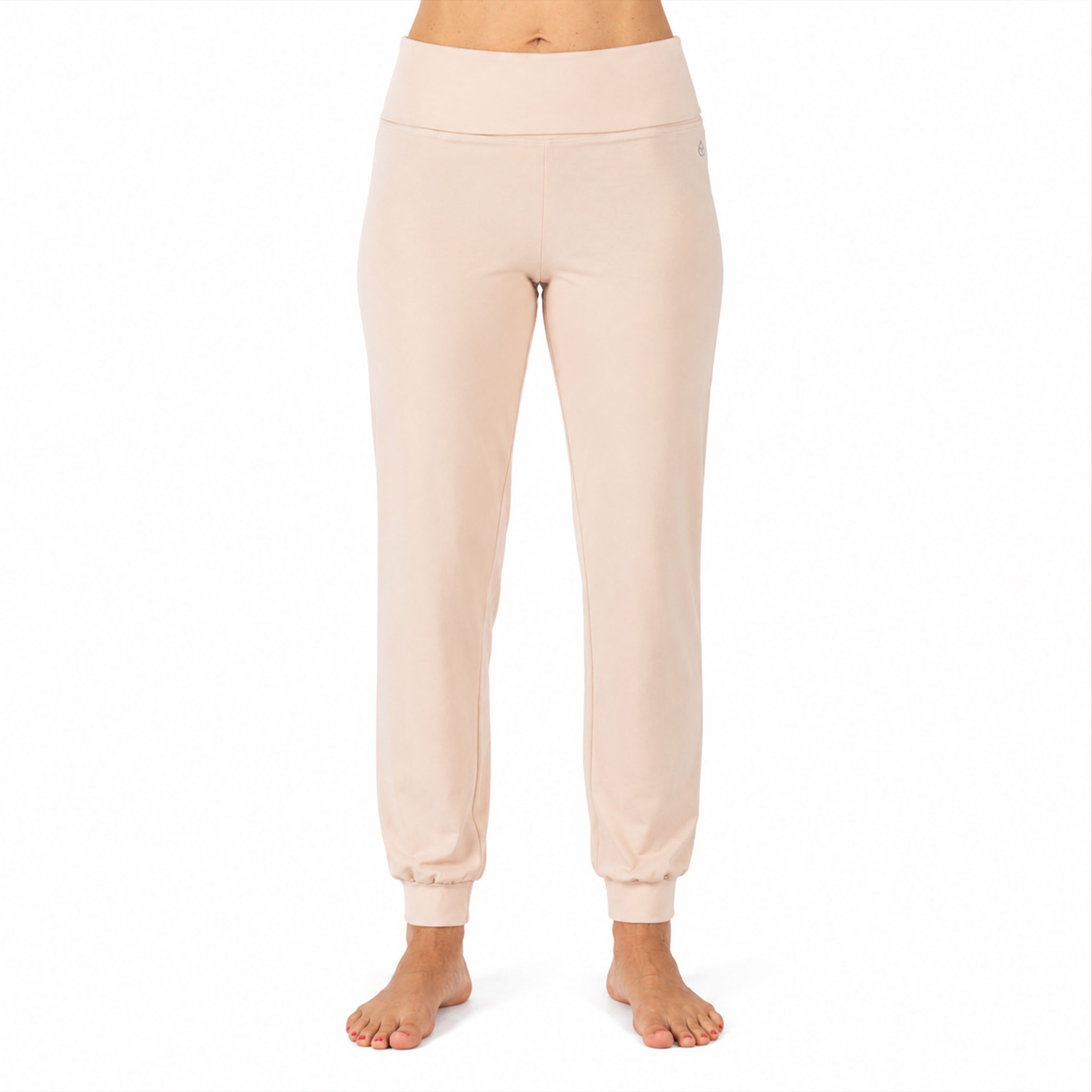 Beige Jogginghose, getragen von einer Person, frontal aufgenommen