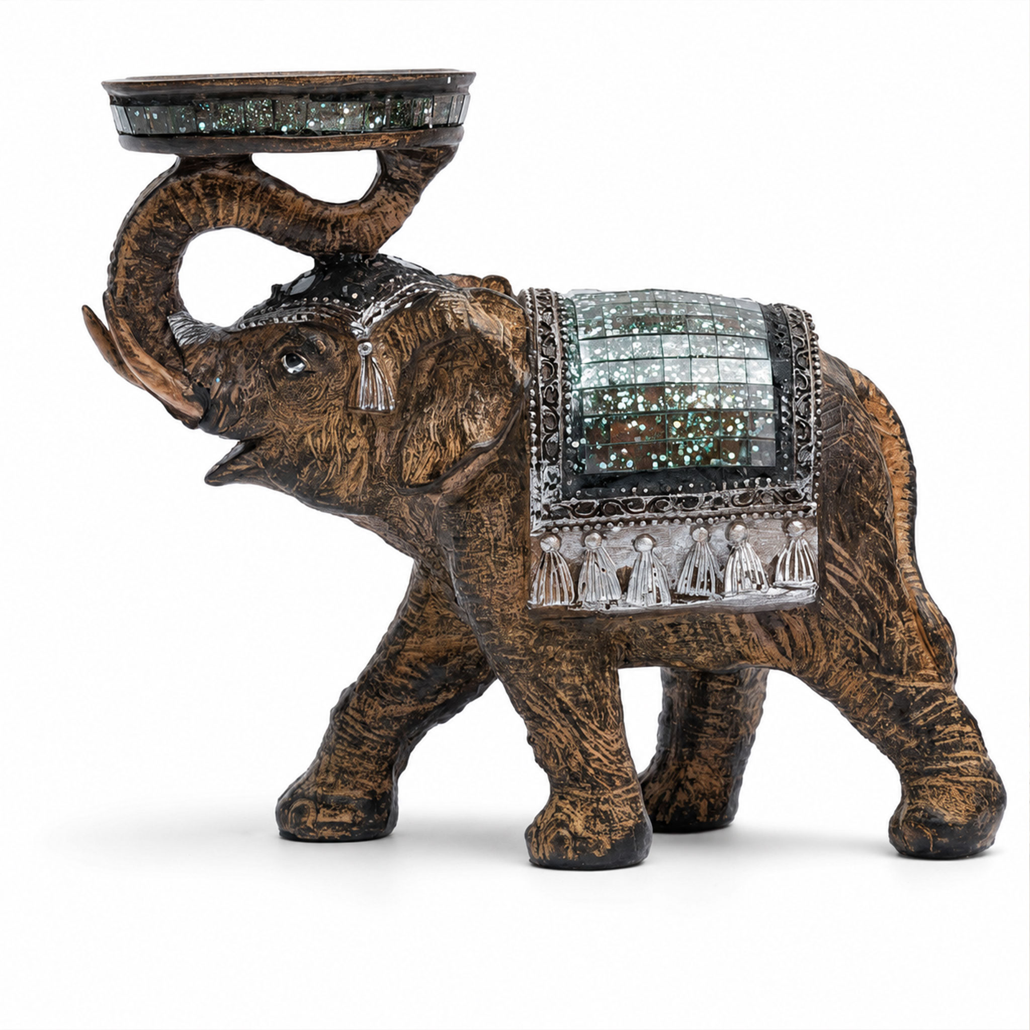 Eine kunstvoll gestaltete Elefantenfigur aus Holzoptik mit silbernen Verzierungen und einem mosaikartigen Sattel sowie einer Schale, die vom hochgehobenen Rüssel getragen wird.