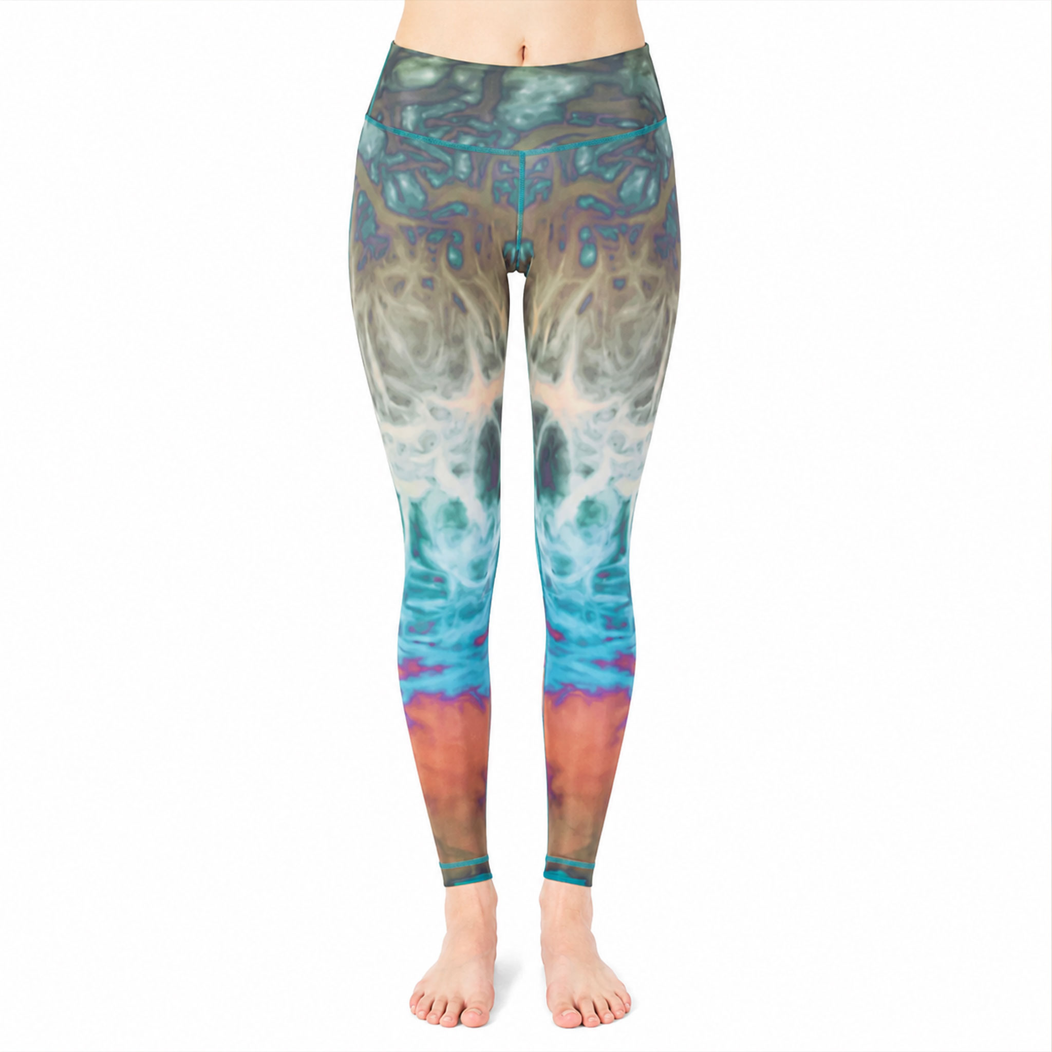 Eine Person trägt bunte Leggings mit einem abstrakten, farbenfrohen Muster vor weißem Hintergrund.