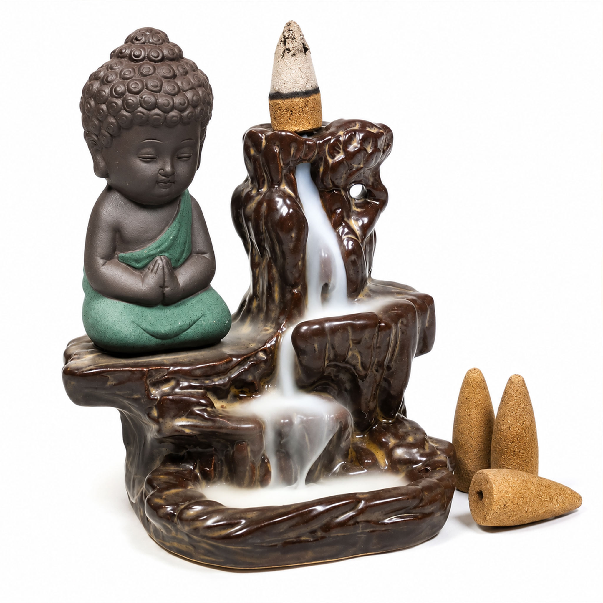 Keramische Buddha-Figur neben einem Räucher-Wasserfall mit Rauchkaskade und Räucherkegeln