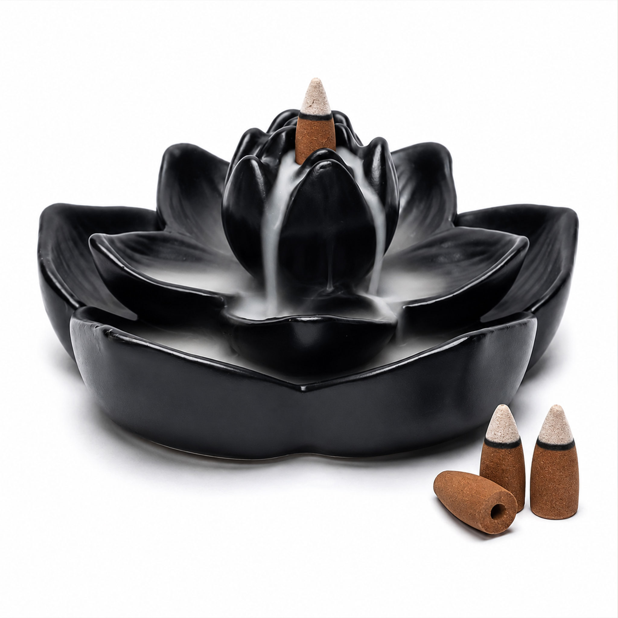 Schwarzer Lotus-förmiger Keramikhalter mit Räucherkegel und fließendem Rauch